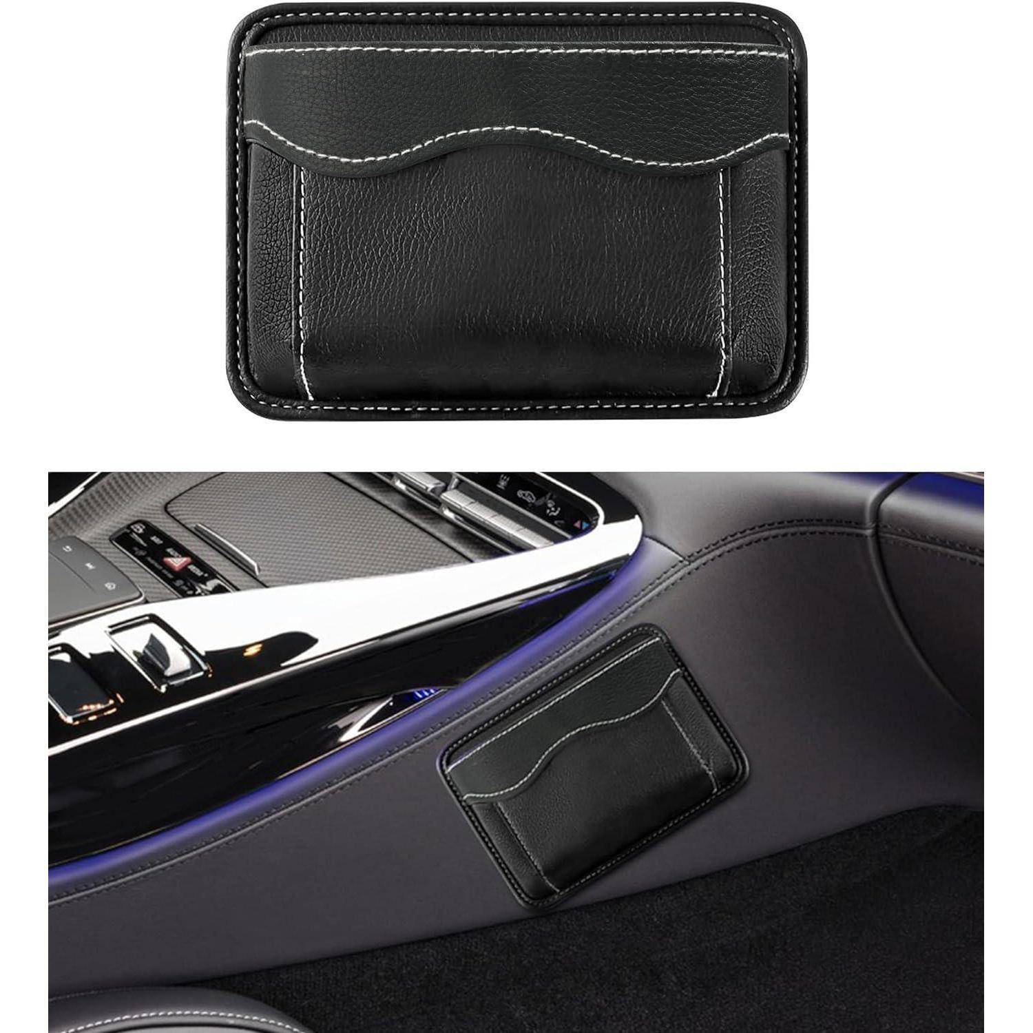 Schwarzer Leder-Autositztaschen-Organizer, separat gezeigt und an einem Fahrzeugtürpaneel in der Nähe der mittleren Mittelkonsole installiert.