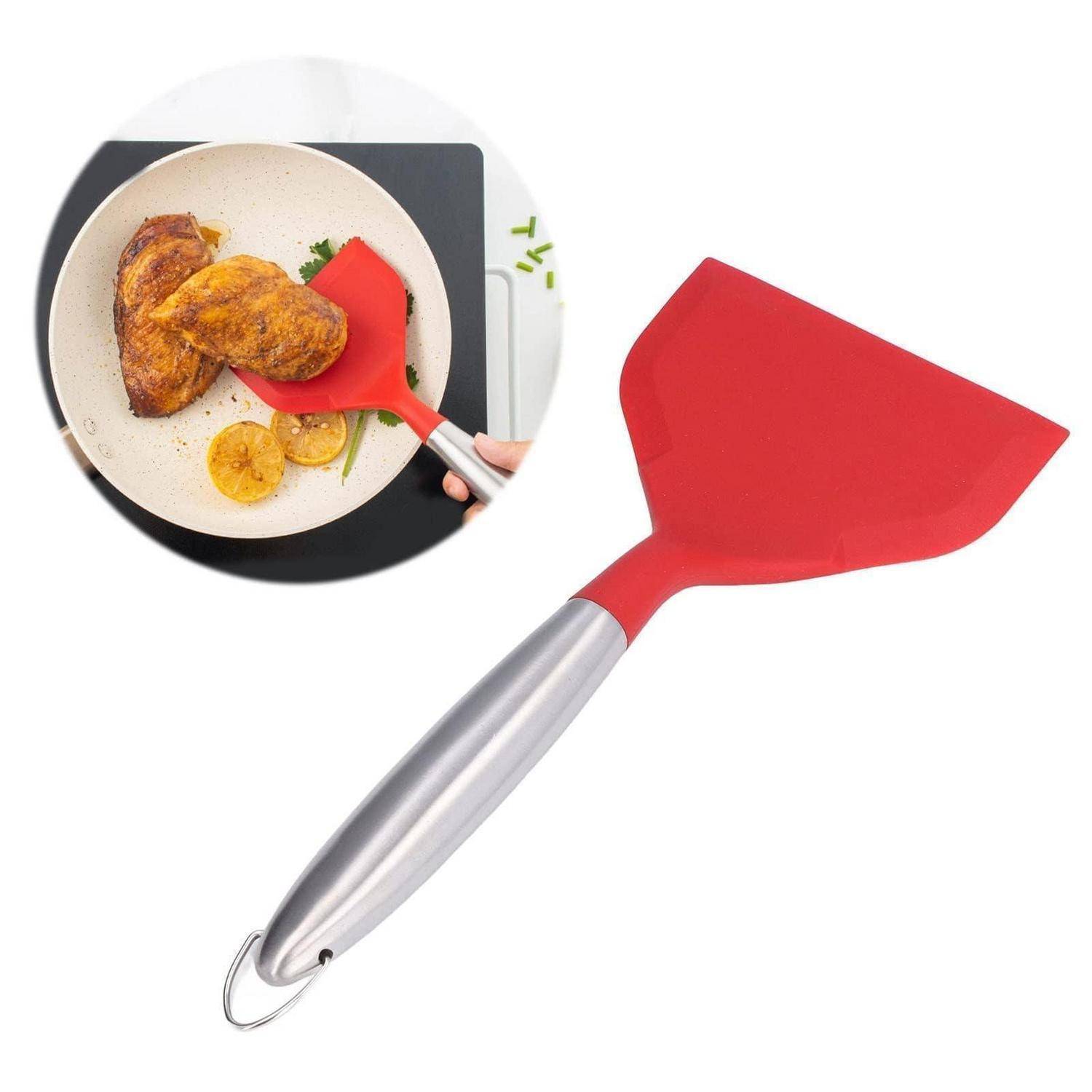 Roter Silikonspachtel mit Edelstahlgriff, abgebildet beim Hochheben von Speisen aus einer Pfanne in einer Detailansicht.