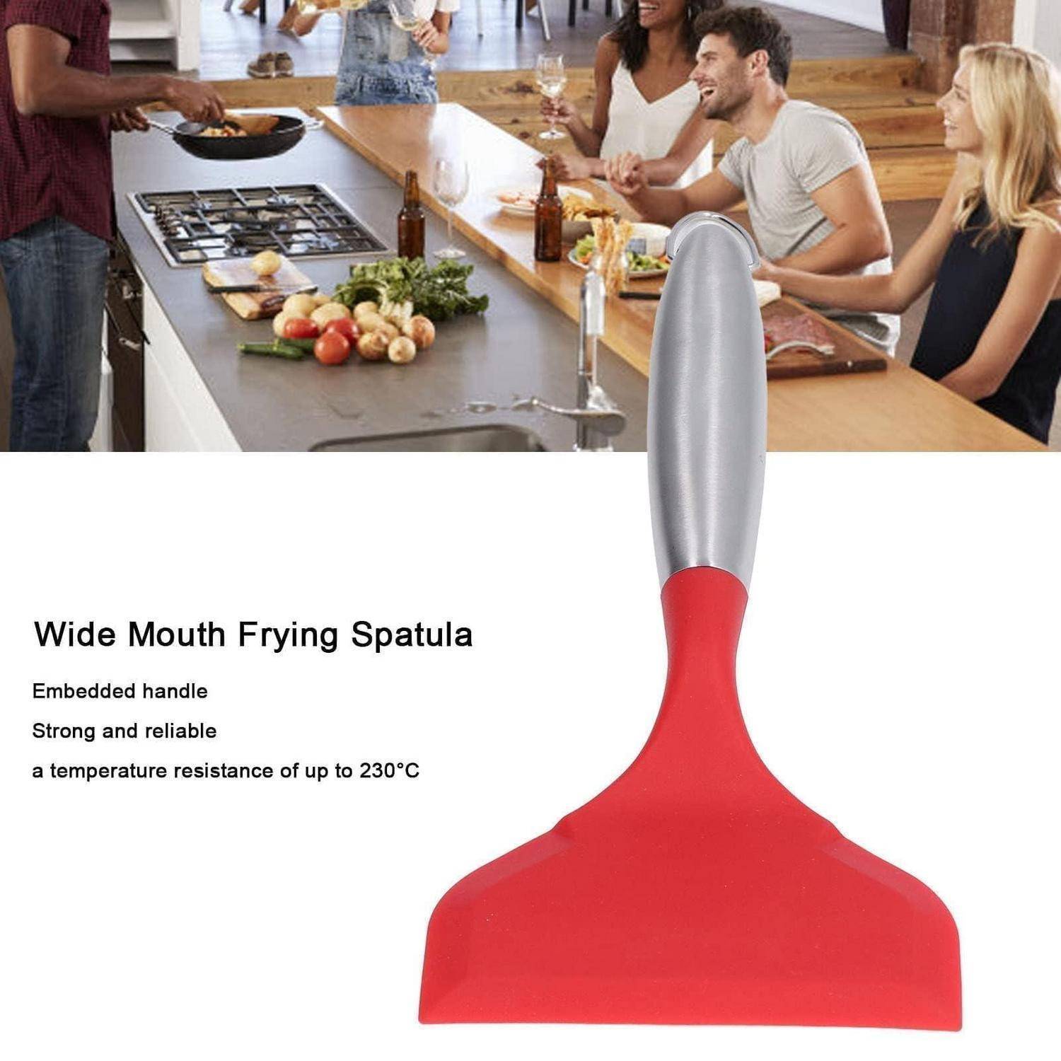 Werbebild einer breitflächigen Bratwendeschaufel mit rotem Silikonkopf und silbernem Griff, gezeigt in einer Küchenszene mit Text, der die Hitzebeständigkeit bis 230°C hervorhebt.