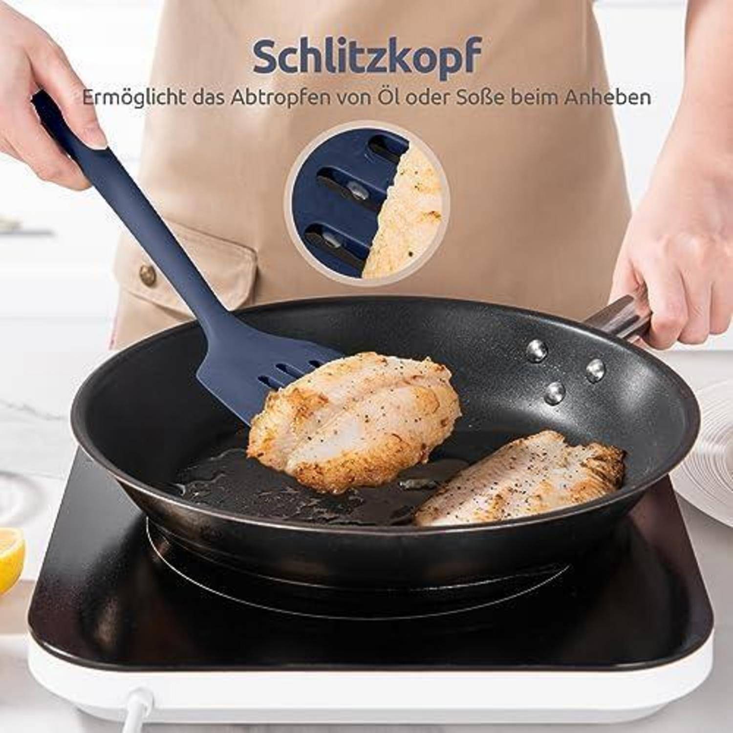 Eine Person hebt gebratenes Essen mit einem Schaumlöffel aus einer Pfanne über eine Kochplatte; der Text sagt „Schlitzkopf