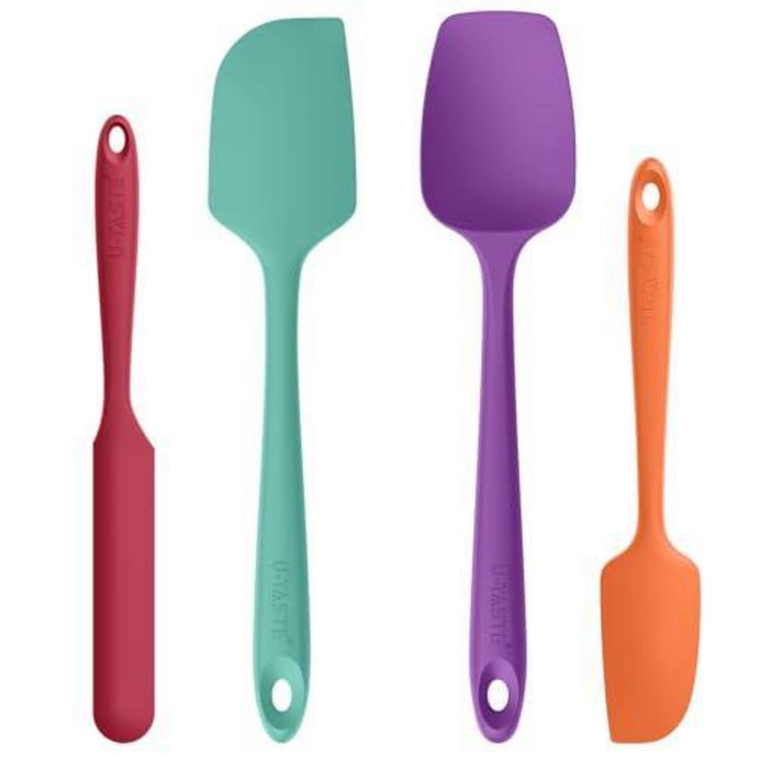 Vier farbenfrohe Silikonspatel auf weißem Hintergrund: rote, türkise, violette und orangefarbene Küchenutensilien.