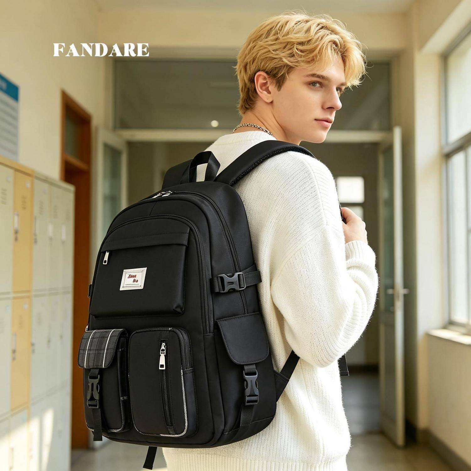 Junger Mann in einem Schulflur, der einen großen schwarzen Rucksack mit mehreren Taschen trägt, dargestellt als produktstilisiertes Bild mit dem Markennamen "FANDARE"".
