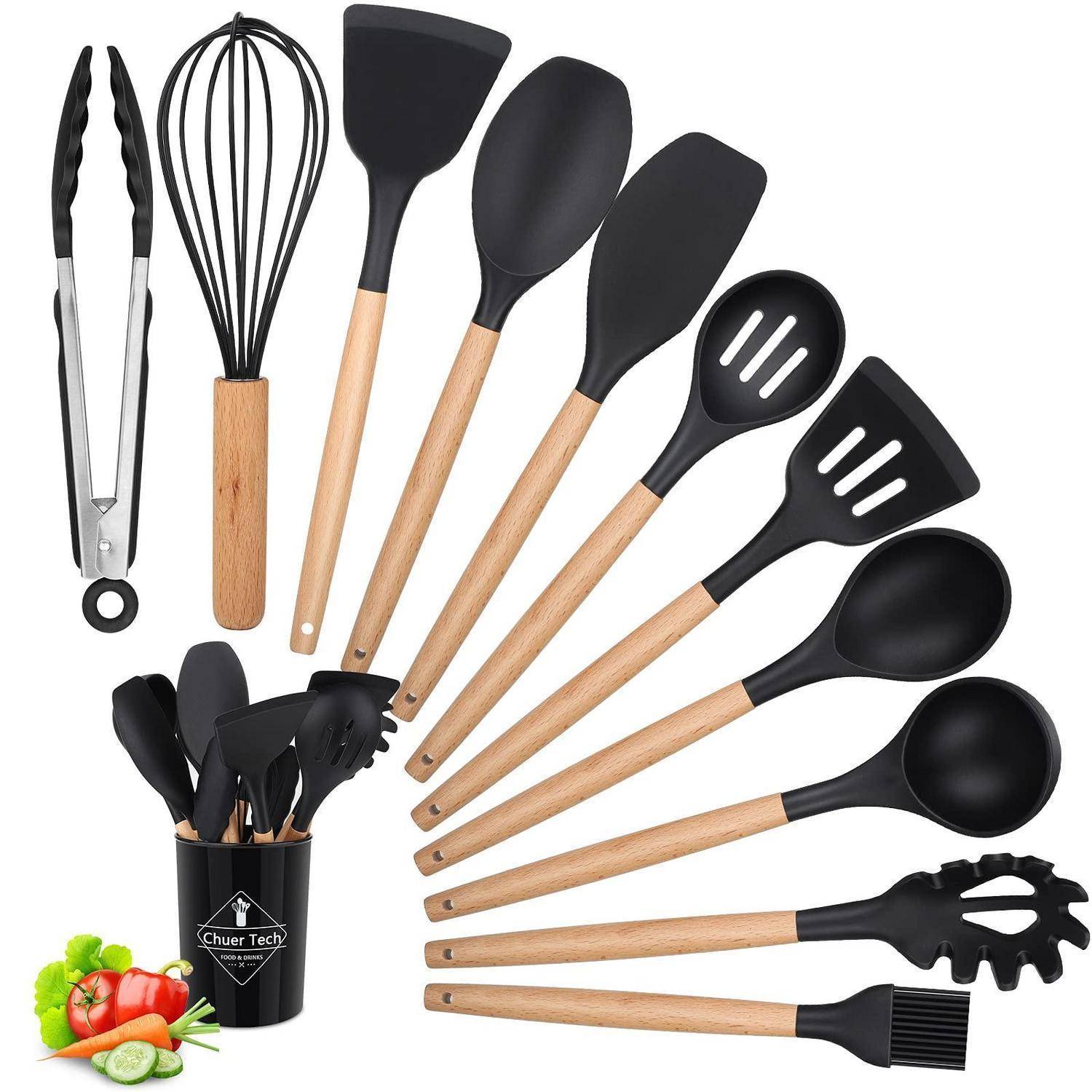 Satz schwarzer und hölzerner Küchengeräte, einschließlich Zangen, Schneebesen, Spachteln, Löffeln, Schlitzwerkzeugen, Schöpfkelle, Pastakelle und Bürste, gezeigt mit einem Utensilienhalter.
