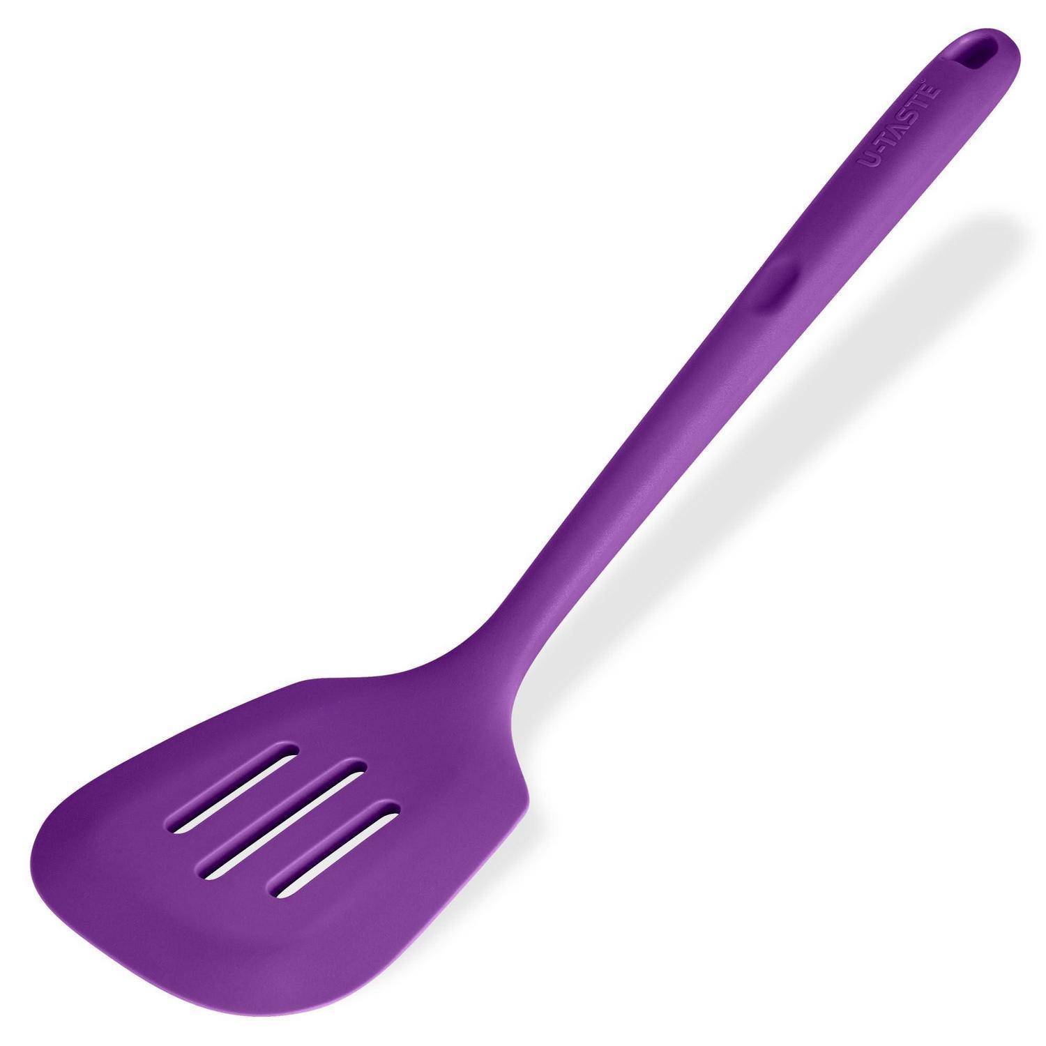Violetter Silikonspatel mit Schlitzen und langem Griff auf weißem Hintergrund.
