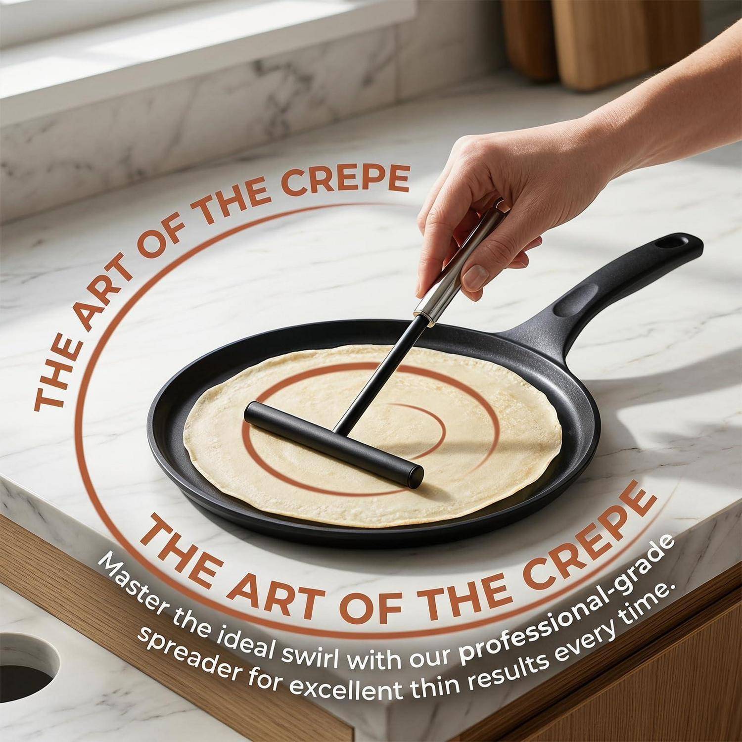 Hand, die einen Crêpe-Verteiler benutzt, um den Teig in einer schwarzen Pfanne zu wirbeln, mit Text, der 