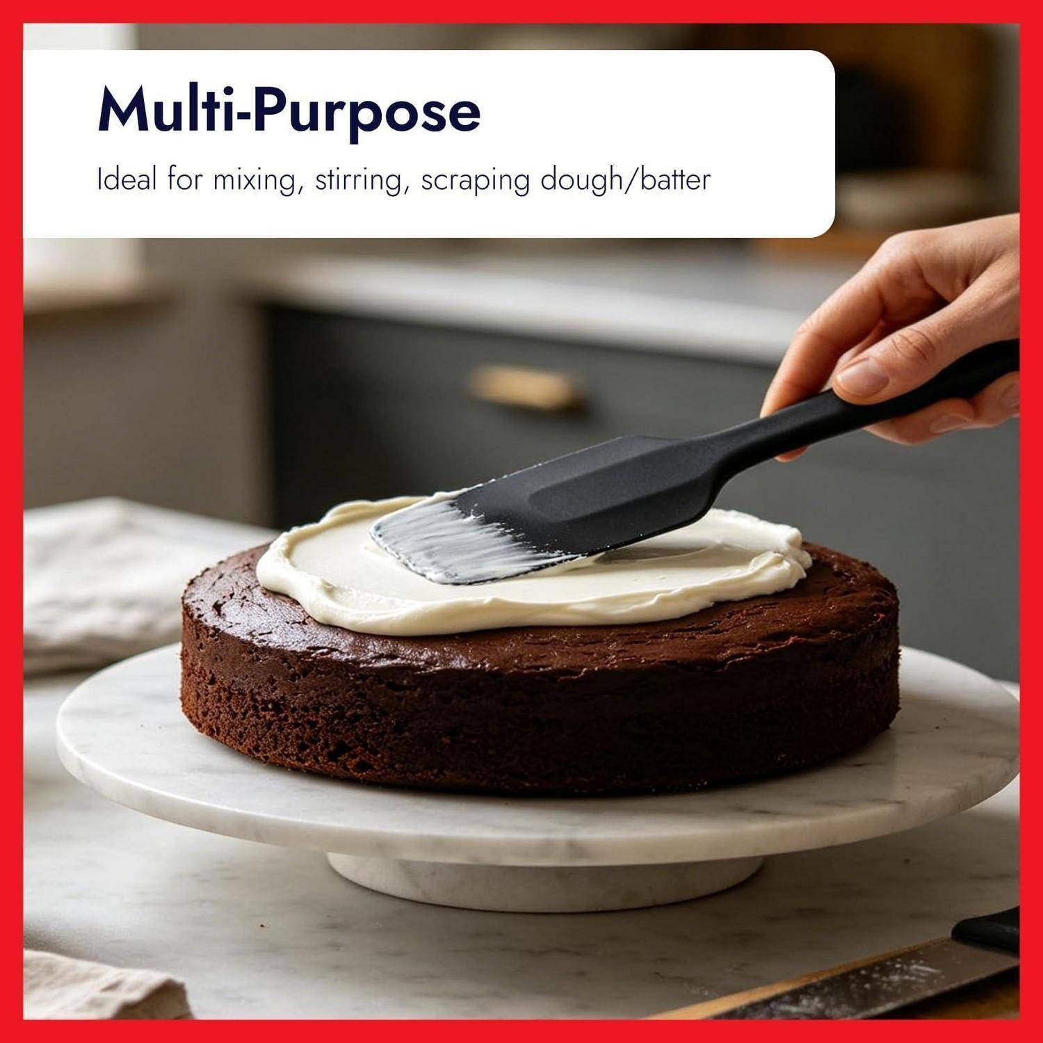 Hand mit schwarzem Spachtel beim Aufstreichen von Frosting auf einen Schokoladenkuchen; Text lautet „Universelle Verwendung