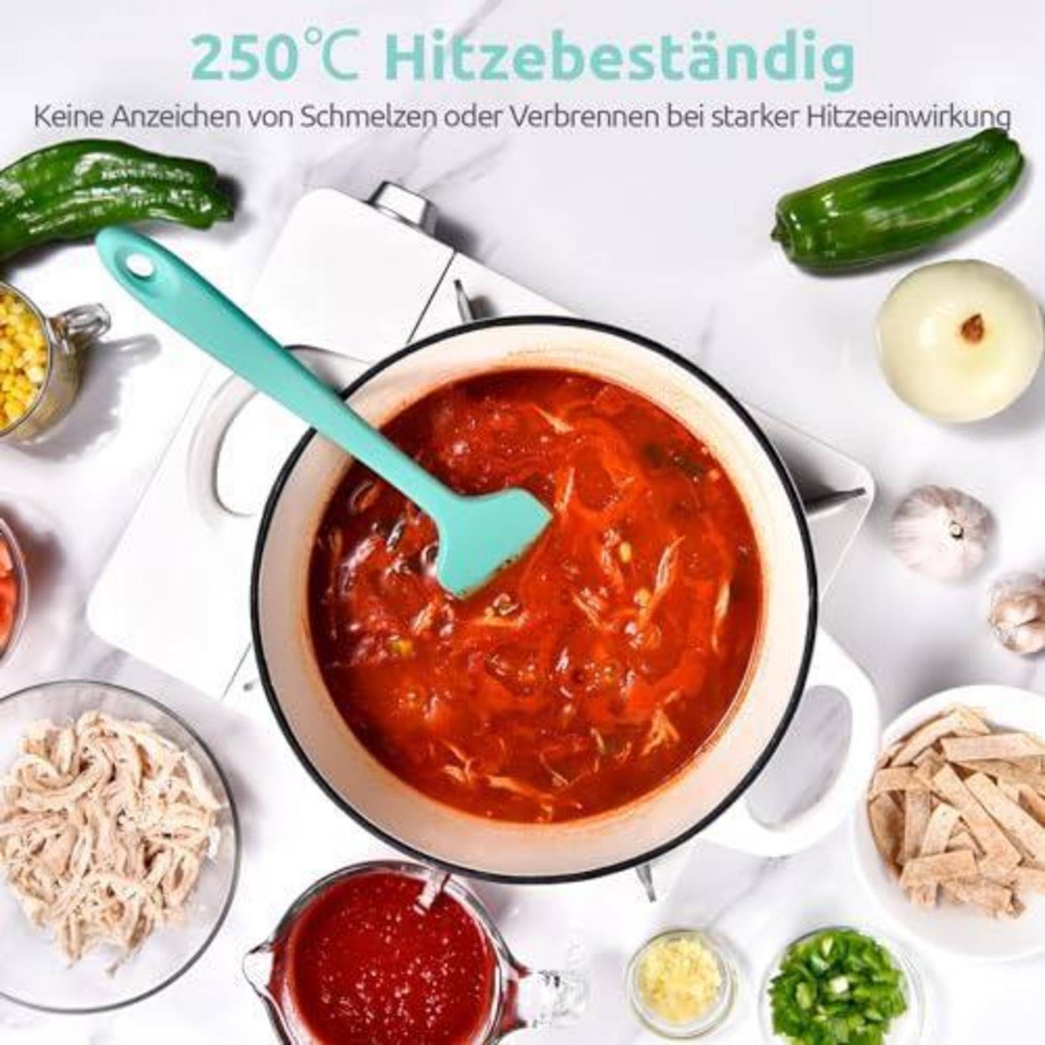 Draufsicht einer Küchenszene mit einem Topf roter Sauce, die von einem türkisfarbenen Spatel umgerührt wird; deutscher Text sagt „250°C hitzebeständig