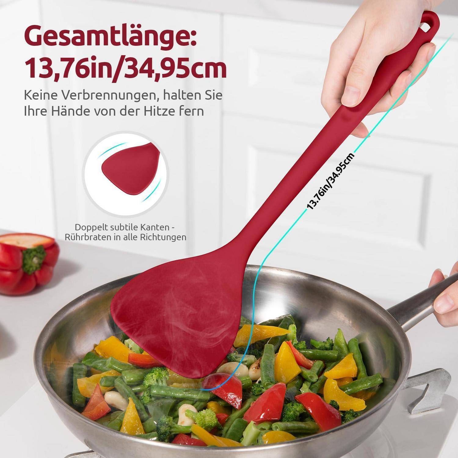 Rötlicher Silikonspatel rührt Gemüse in einer Bratpfanne um; Bildetiketten zeigen Gesamtlänge 13,76 Zoll/34,95 cm und vermerken hitzebeständig, abgewinkelte Kanten zum Umrühren in alle Richtungen.