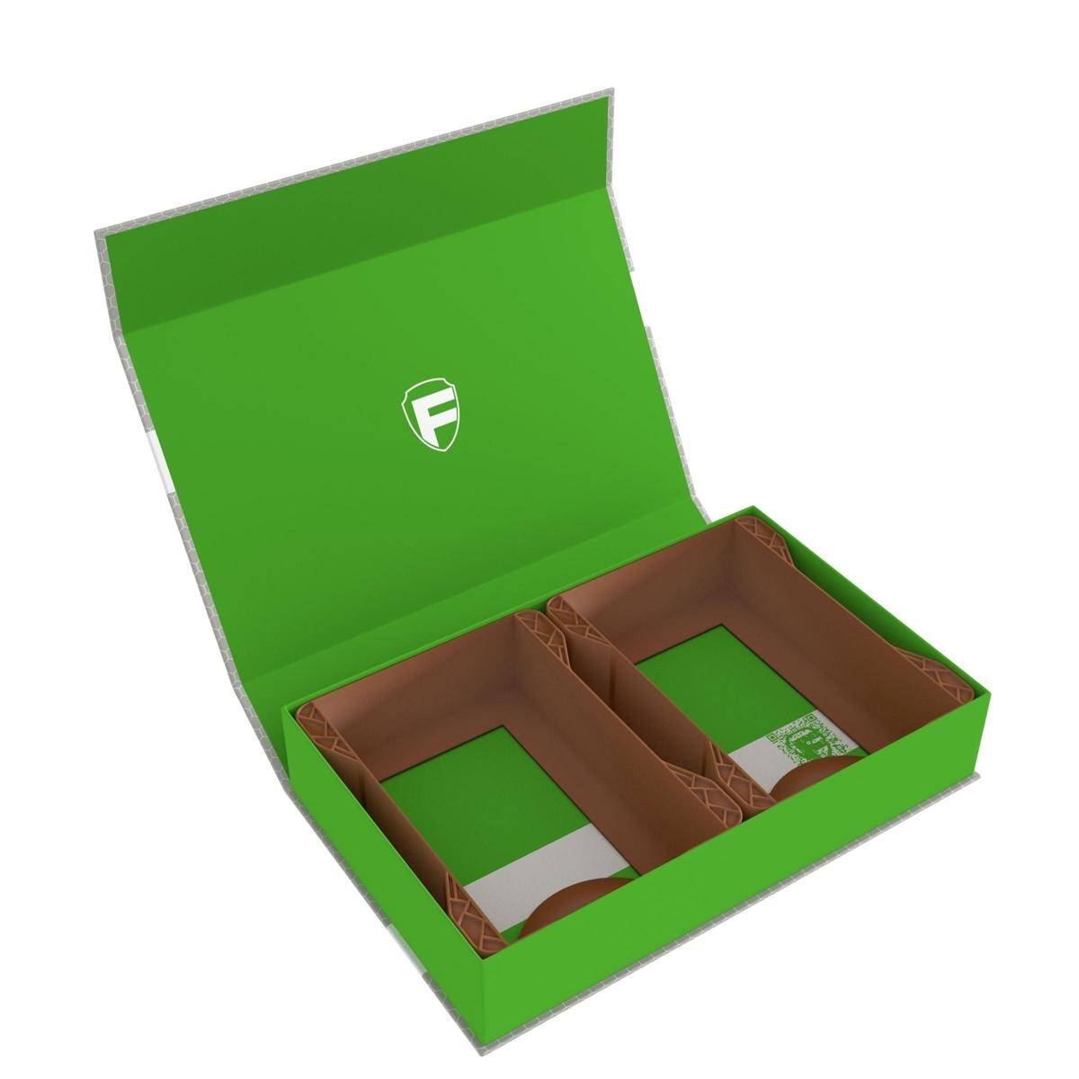 Offene grüne Kartonpräsentationsbox mit Klappdeckel und zwei inneren Fächern, leer auf weißem Hintergrund abgebildet.