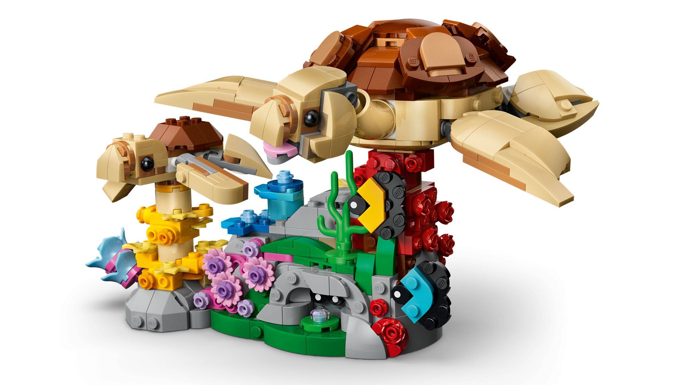 LEGO-ähnliches Modell einer mechanischen Schildkröte mit beigefarbenem und braunem Panzer, bunten Zahnrädern und beweglichen Teilen, gezeigt auf weißem Hintergrund.