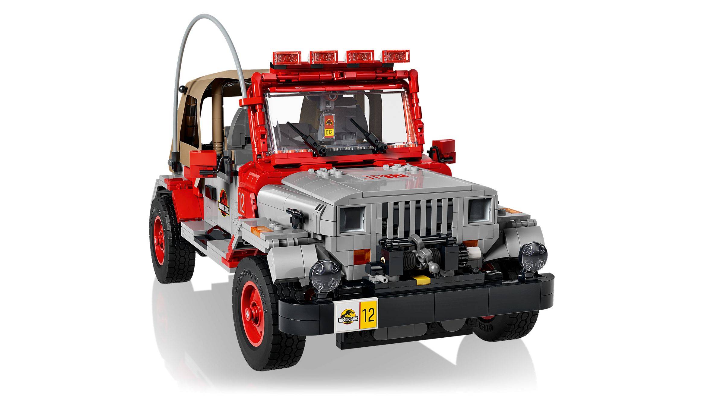 Rotes Geländerettungs-Jeep-Modell mit Überrollbügel, Dachlichtern, Seilwinde und übergroßen Reifen auf weißem Hintergrund.