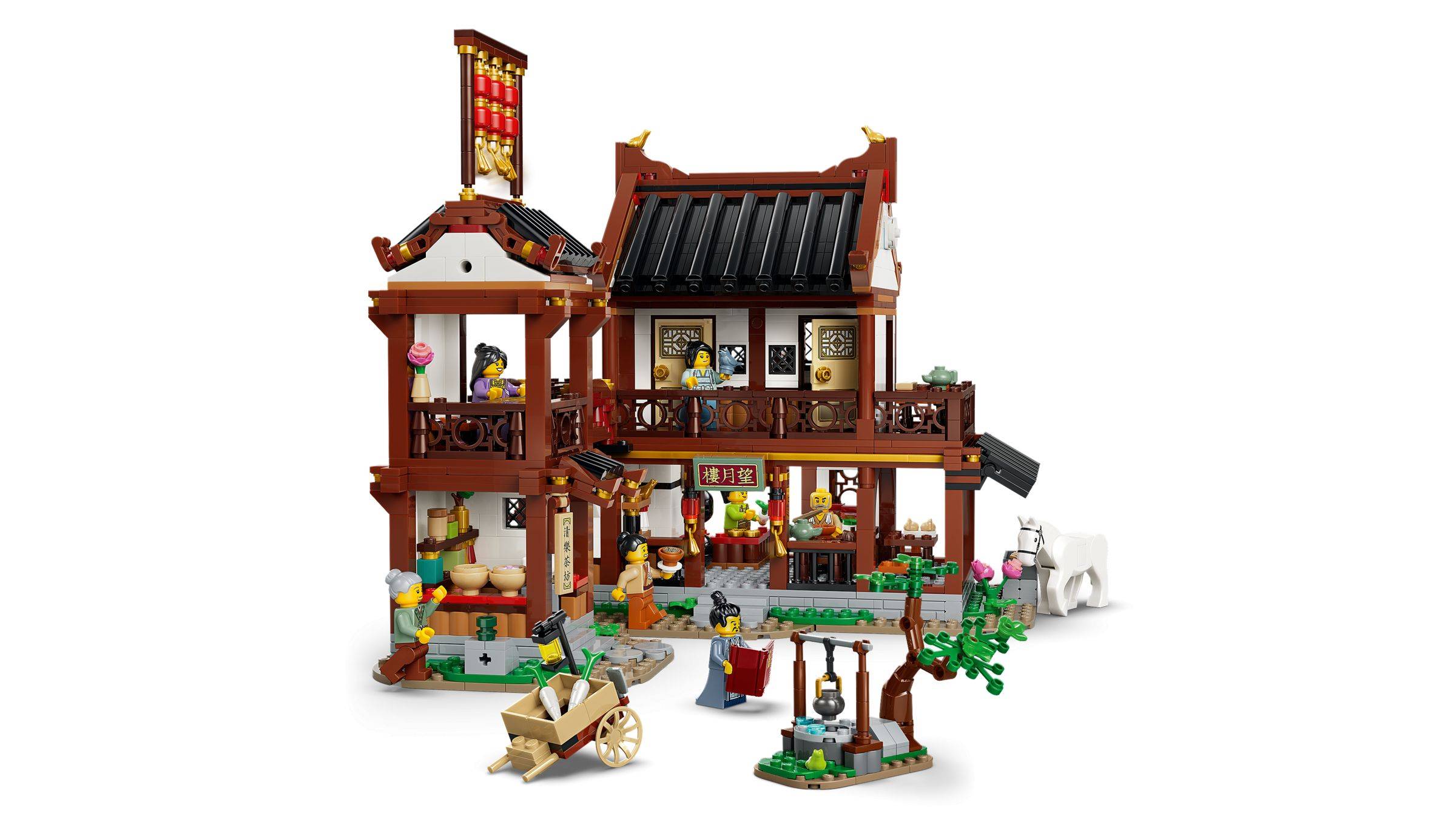 LEGO-artiger chinesischer Innenhof mit mehreren Minifiguren, Marktstand, Laternen und einem weißen Pferd neben dem Eingang.