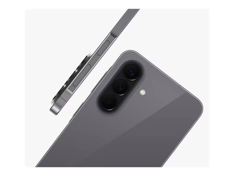 Nahaufnahme eines grauen Smartphones mit dem rückseitigen Triple-Kamera-Modul und Seitenansicht, die sein schlankes Design hervorhebt.