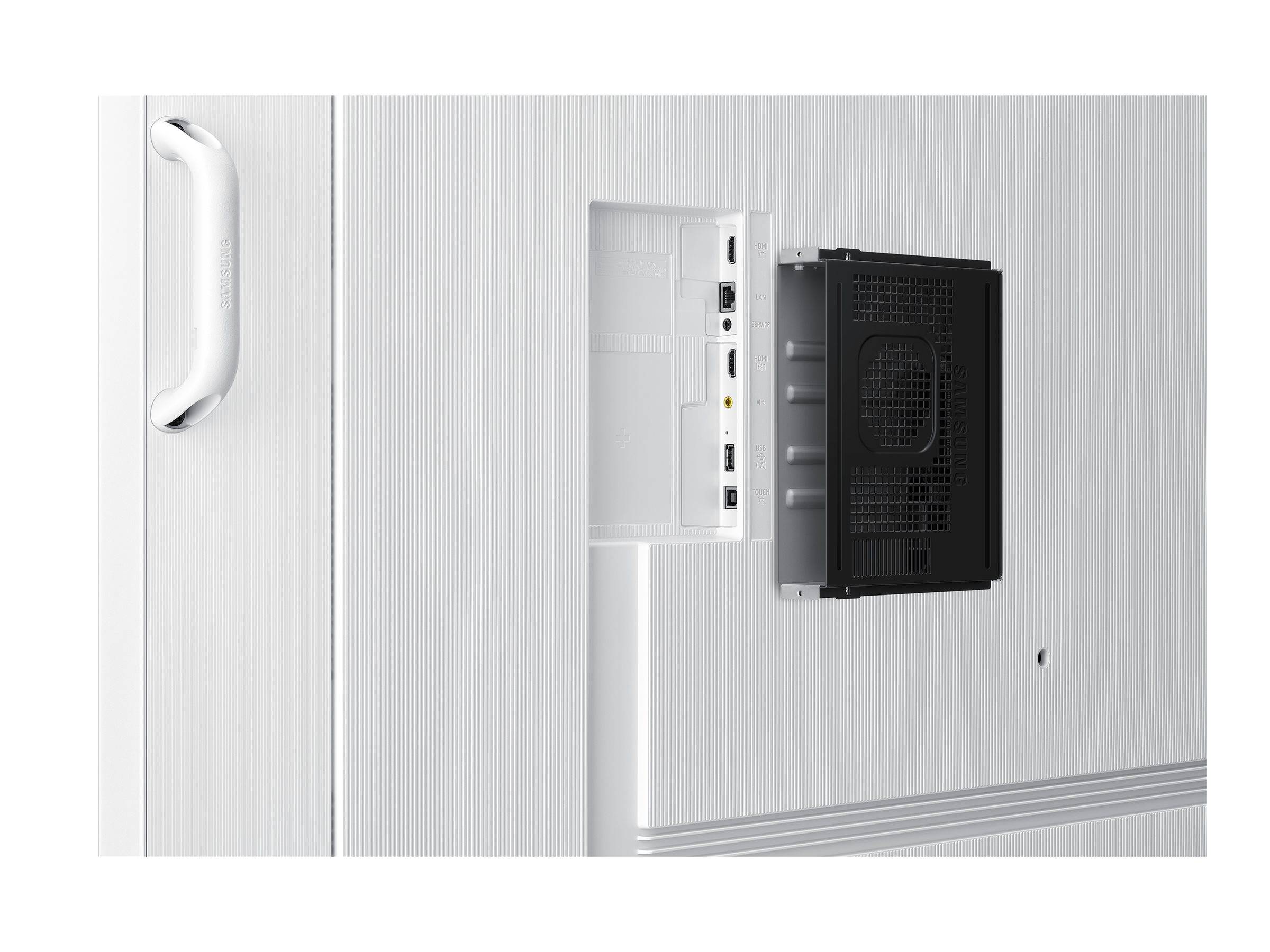 Rückansicht eines an der Wand montierten Flachbildfernsehers mit freiliegenden Anschlüssen, zeigt das schwarze Rückpaneel und den weißen seitlichen Türgriff.