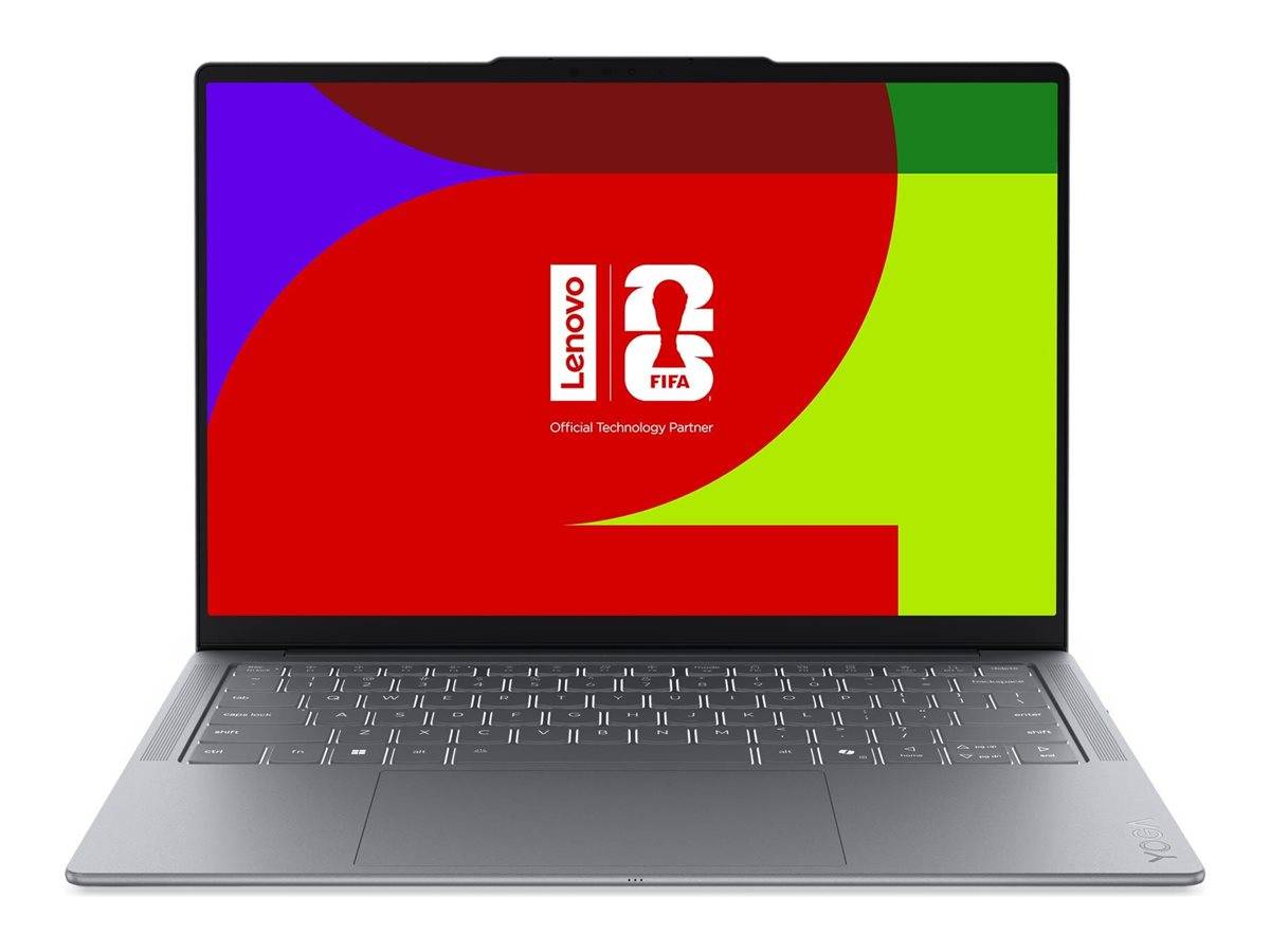 Ein silberner Lenovo-Laptop, auf dessen Bildschirm das farbenfrohe Logo von Lenovo als offizieller FIFA-Technologiepartner angezeigt wird.