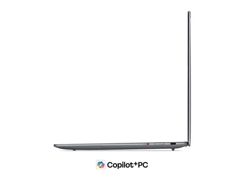 Seitenansicht eines schlanken Laptops mit im 90-Grad-Winkel geöffnetem Bildschirm, darunter mit "Copilot+PC"" gekennzeichnet auf weißem Hintergrund.