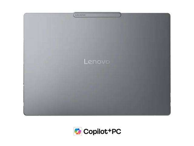 Geschlossener grauer Lenovo-Laptop von oben gezeigt mit „Copilot+PC"-Branding darunter.