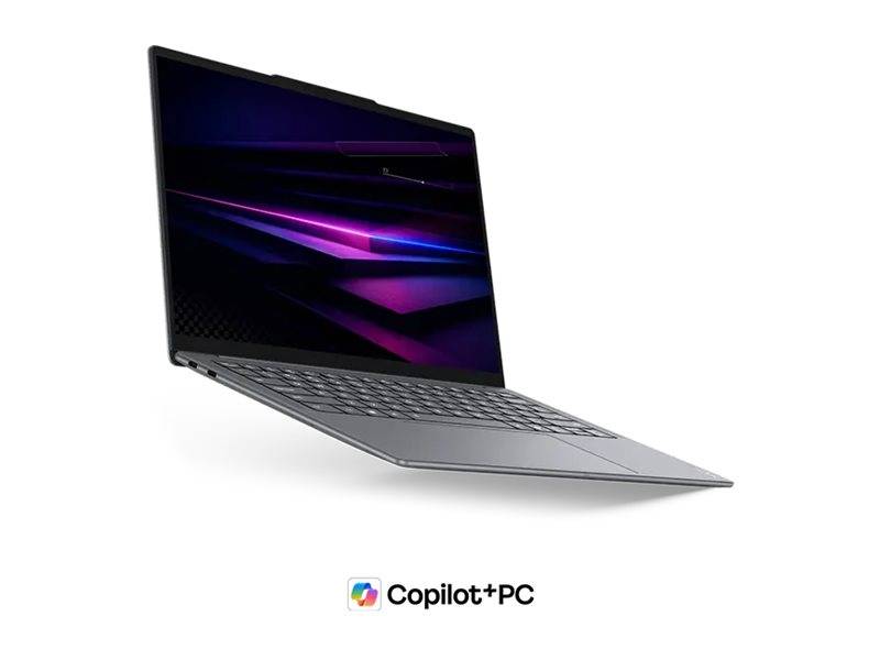Silberner Laptop, offen auf weißem Hintergrund gezeigt, mit violettem abstraktem Bildschirm und "Copilot+PC""-Logo darunter.