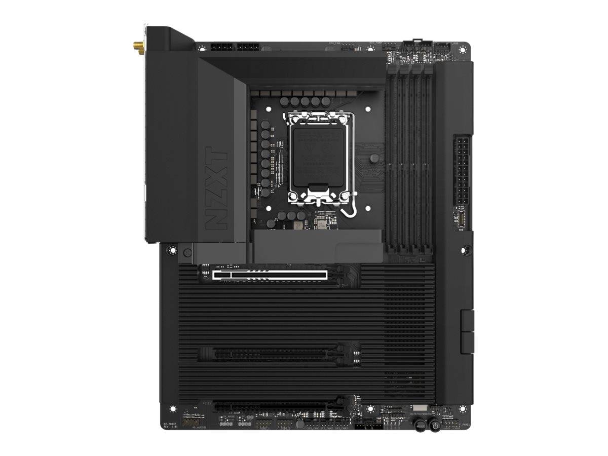 Schwarze Computerplatine mit zentralem CPU-Sockel, vier RAM-Steckplätzen, PCIe-Steckplatz und großen Kühlkörpern auf weißem Hintergrund