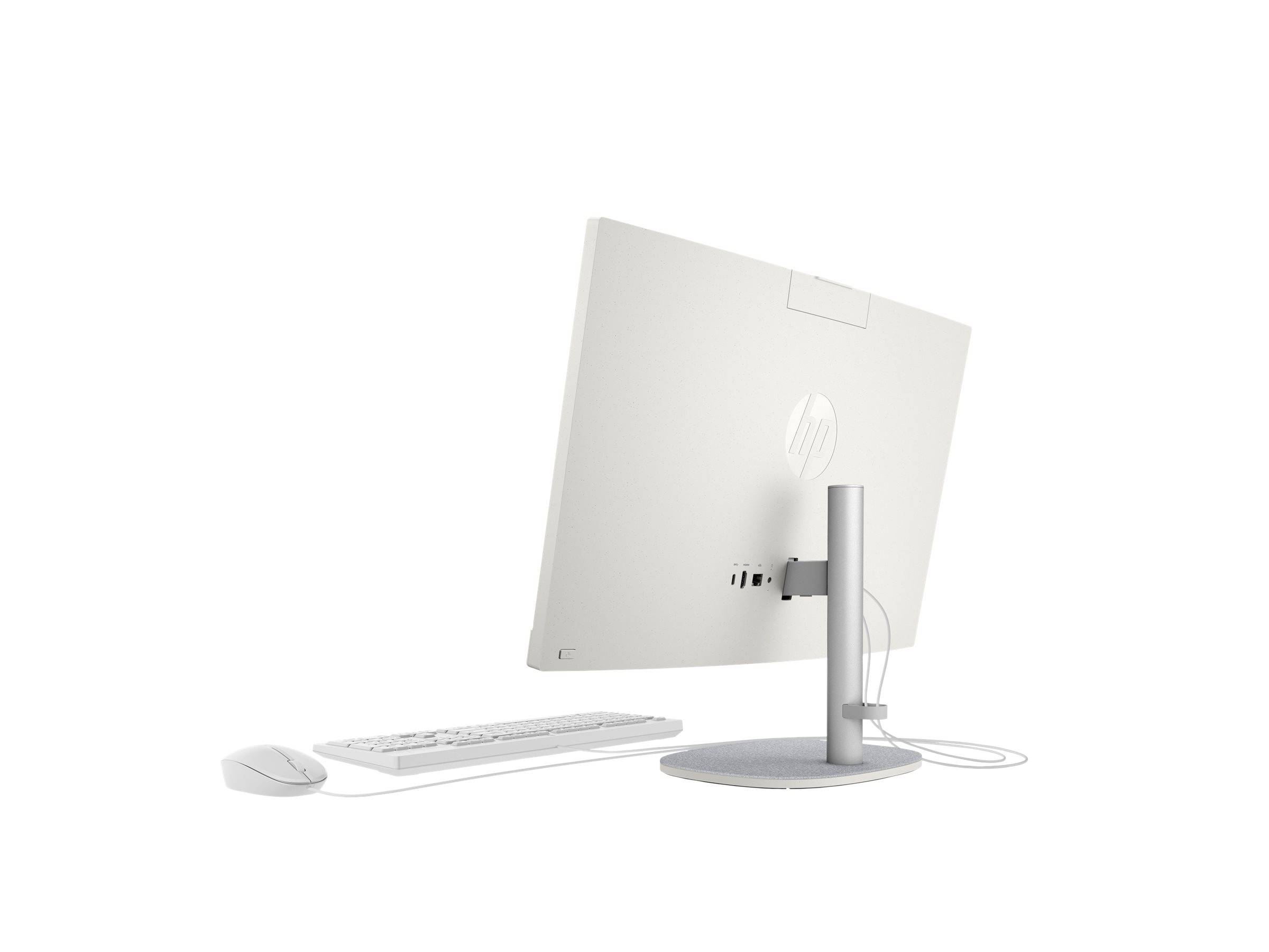 Rückansicht eines weißen HP-Desktop-All-in-One-Computers auf einem Ständer mit Tastatur und Maus auf weißem Hintergrund.