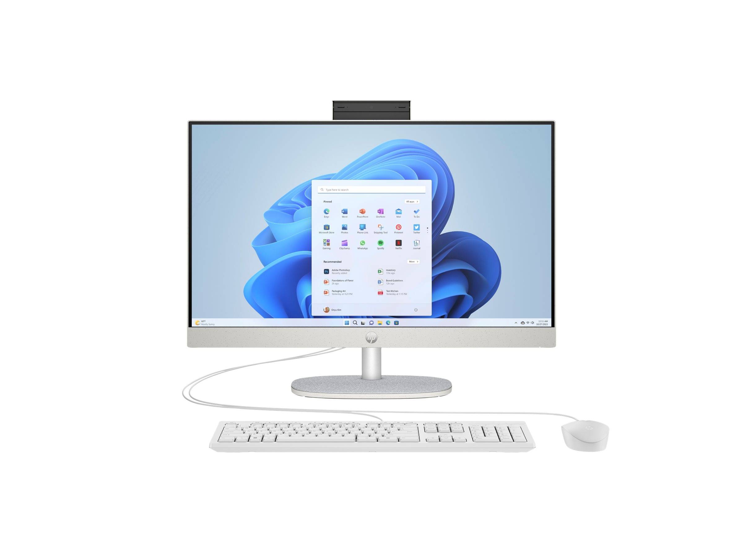 Weißer All-in-One-Desktopcomputer mit Monitor, auf dem das Windows 11-Startmenü angezeigt wird, Webcam oben, plus Tastatur und Maus auf weißem Hintergrund.