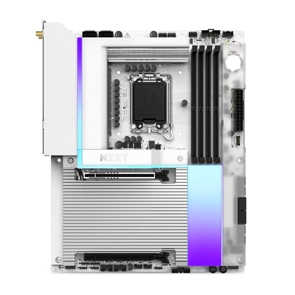 Draufsicht auf ein weißes NZXT-PC-Motherboard mit installiertem CPU, vier RAM-Steckplätzen und großen silbernen Kühlkörpern mit violett-blauen RGB-Beleuchtungsakzenten.