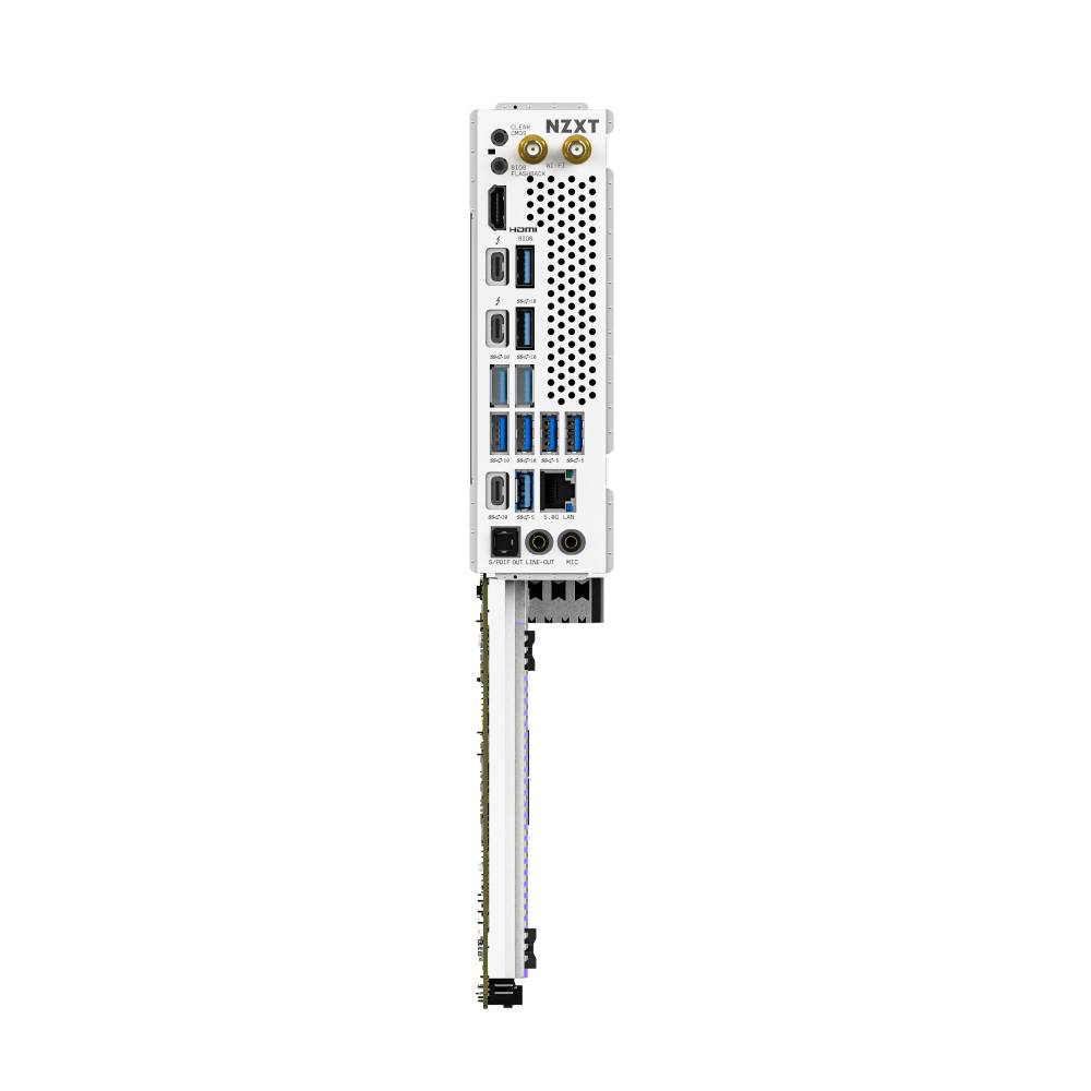 Rückwärtige E/A-Blende einer NZXT-Computerplatine mit mehreren Anschlüssen, einschließlich USB-, Video-, Ethernet- und Audioverbindungen, isoliert auf weißem Hintergrund dargestellt.