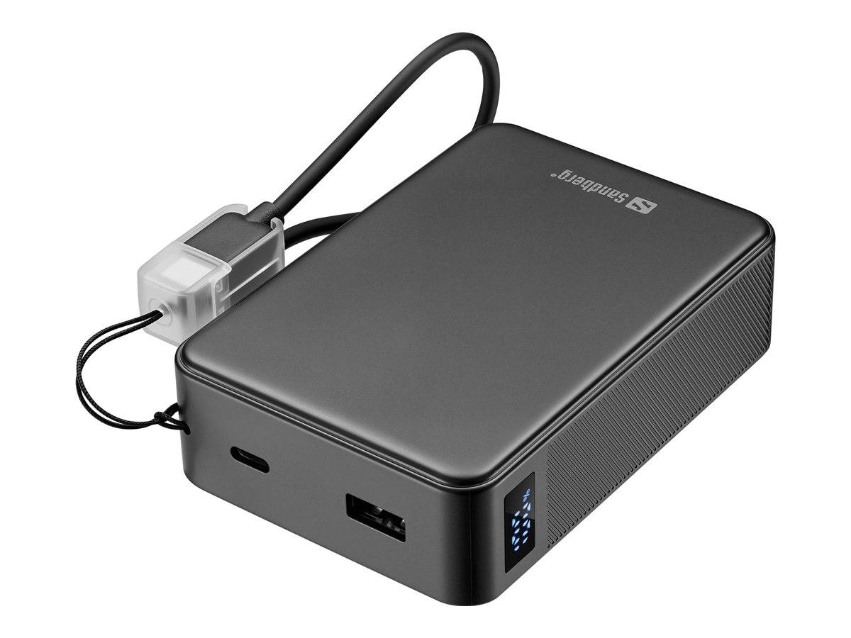 Kompaktes schwarzes Sandisk-Laufwerk mit angebrachtem Kabel, dargestellt in Dreiviertelvorderansicht vor weißem Hintergrund.