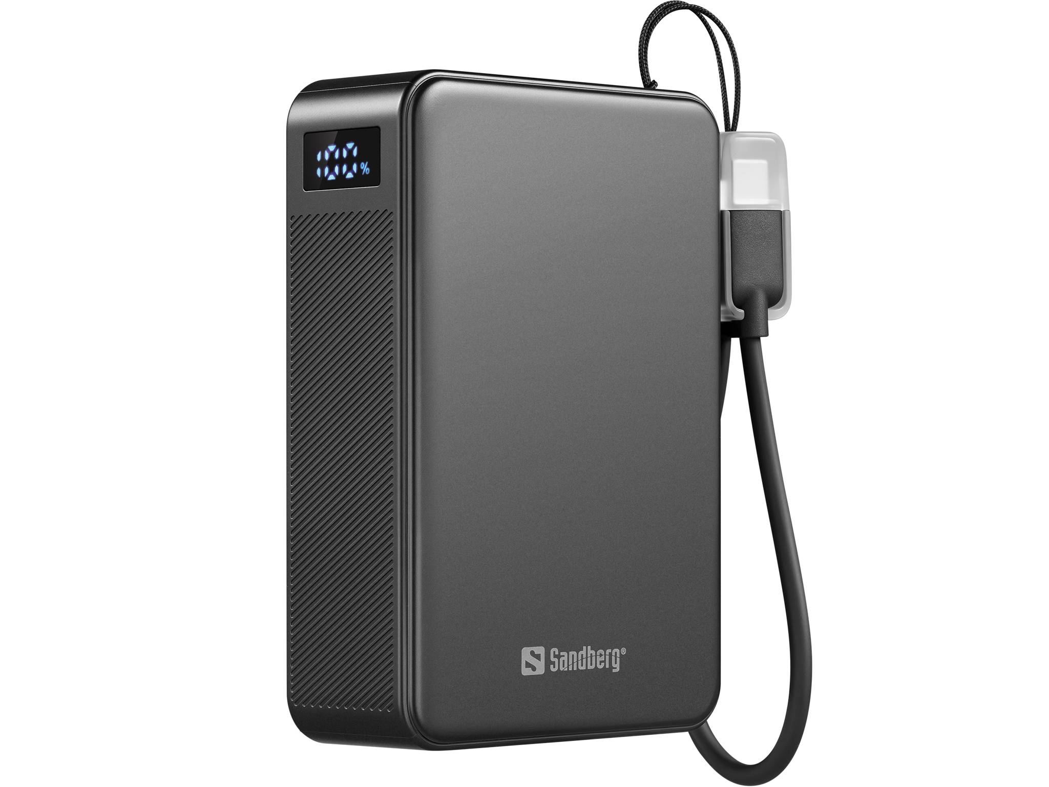 Tragbare Sandberg-Powerbank mit digitaler Batterieanzeige und angeschlossenem Ladekabel auf weißem Hintergrund