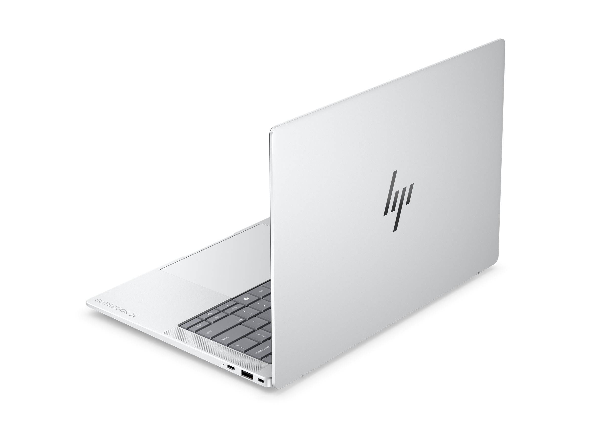 Silberner HP-Laptop im Winkel geöffnet, zeigt die Tastatur und das HP-Logo auf dem Deckel auf weißem Hintergrund.