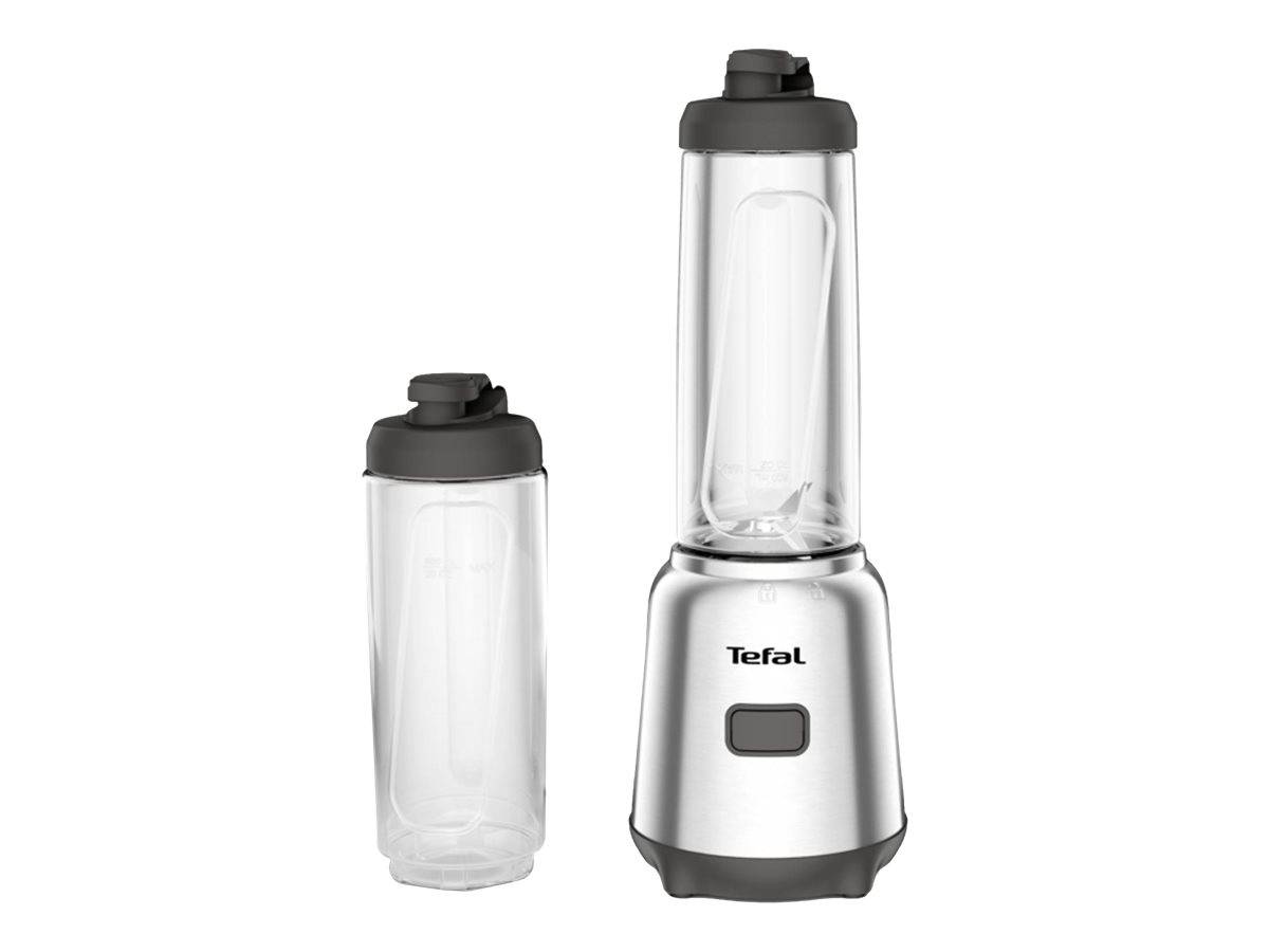 Ein Tefal-Mixer mit hohem Sockel und Messerbecher neben einer abnehmbaren durchsichtigen Flasche mit schwarzem Deckel auf weißem Hintergrund.