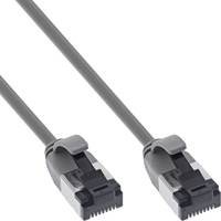 Zwei graue Ethernet-Kabel mit RJ45-Steckern, diagonal auf weißem Hintergrund dargestellt.