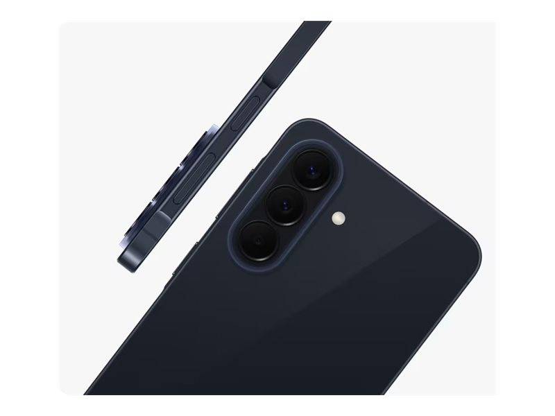 Rückansicht eines schwarzen Smartphones mit drei rückwärtigen Kameras und Blitz, mit einer Seitenprofilansicht in einer Ecke, die sein schlankes Design und die Tasten hervorhebt.