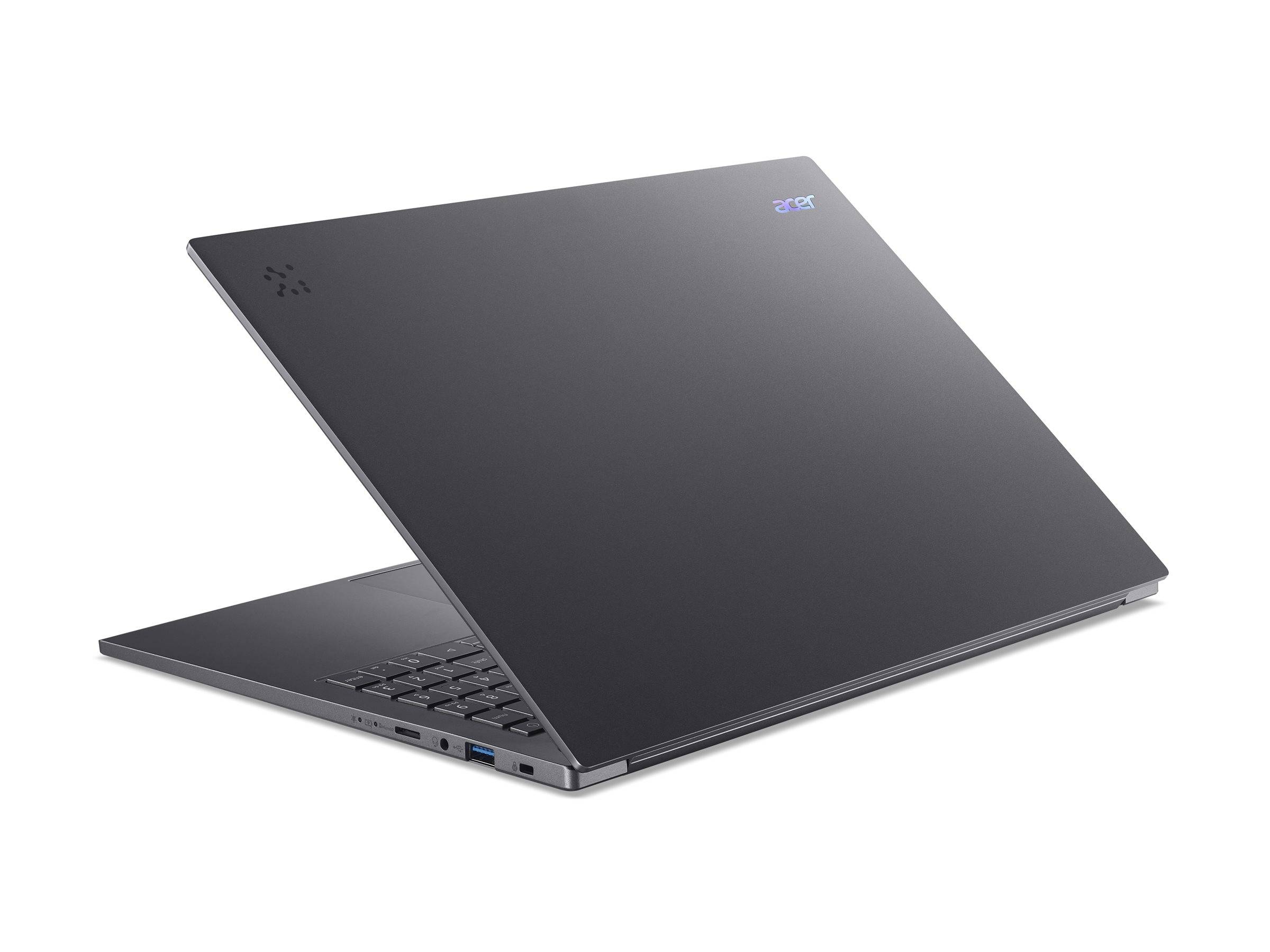 Zwei offene dunkelgraue Laptops übereinander gestapelt, zeigen die dünne Seitenansicht und die Tastatur des unteren Geräts auf weißem Hintergrund.