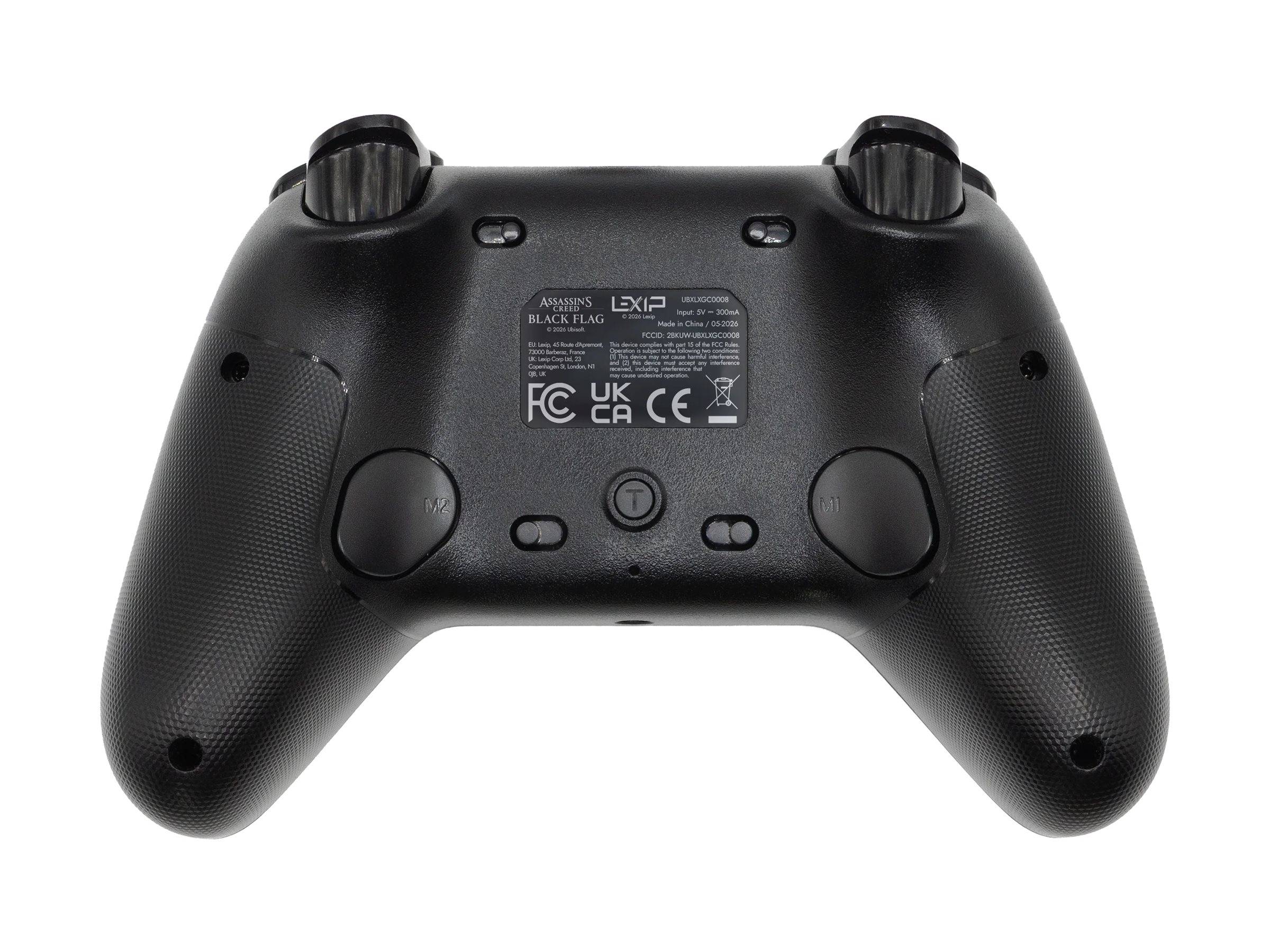 Schwarzer Spielecontroller von hinten gesehen, zeigt strukturierte Griffe, Schulterbuttonn und ein zentrales Regulierungsetikett auf der Rückseite.