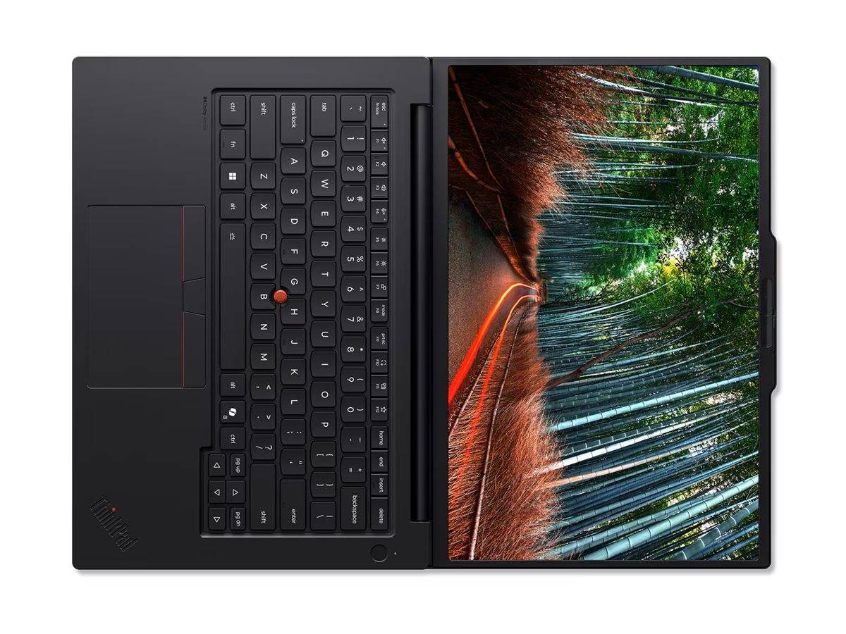 Lenovo Laptop in Seitenansicht, das auf der linken Seite die Tastatur und das Touchpad zeigt und auf dem Bildschirm auf der rechten Seite einen lebendigen Waldweg als Hintergrund anzeigt.