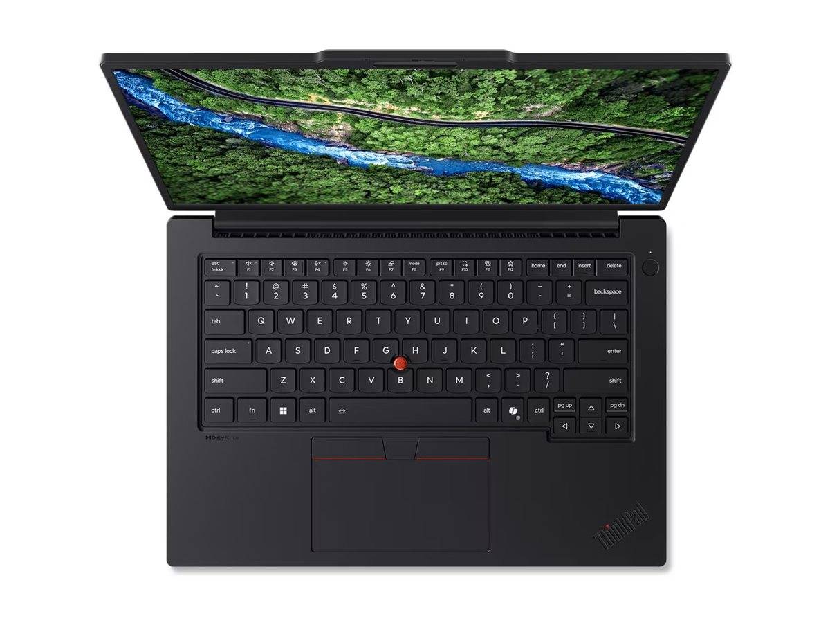 Schwarzer Laptop in Draufsicht geöffnet, zeigt Tastatur und Touchpad, mit einem Natur-Hintergrundbild eines Flusses und Waldes auf dem Bildschirm.
