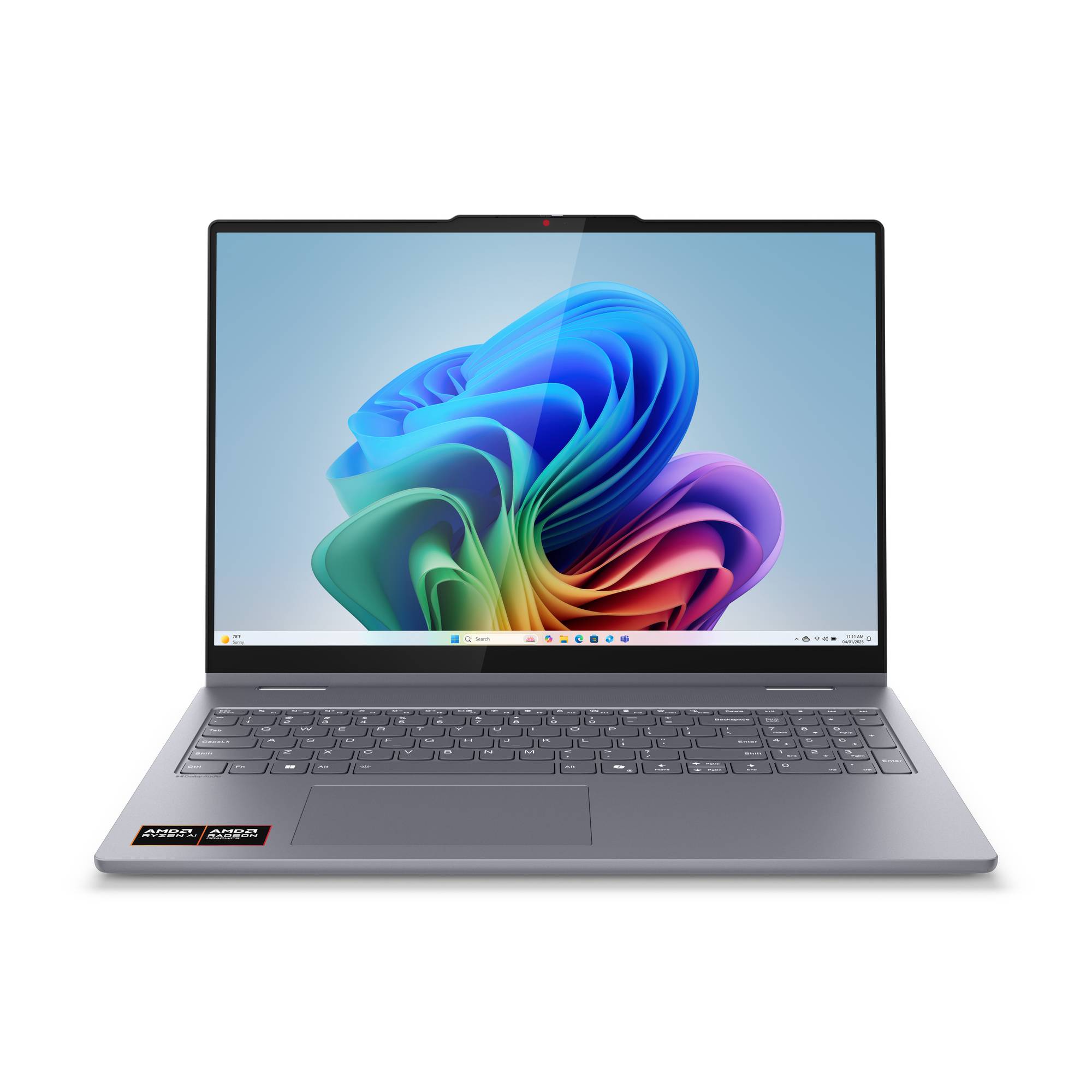 Silberner Laptop auf weißem Hintergrund geöffnet, zeigt auf dem Bildschirm eine bunte, Windows-11-ähnliche abstrakte Tapete.