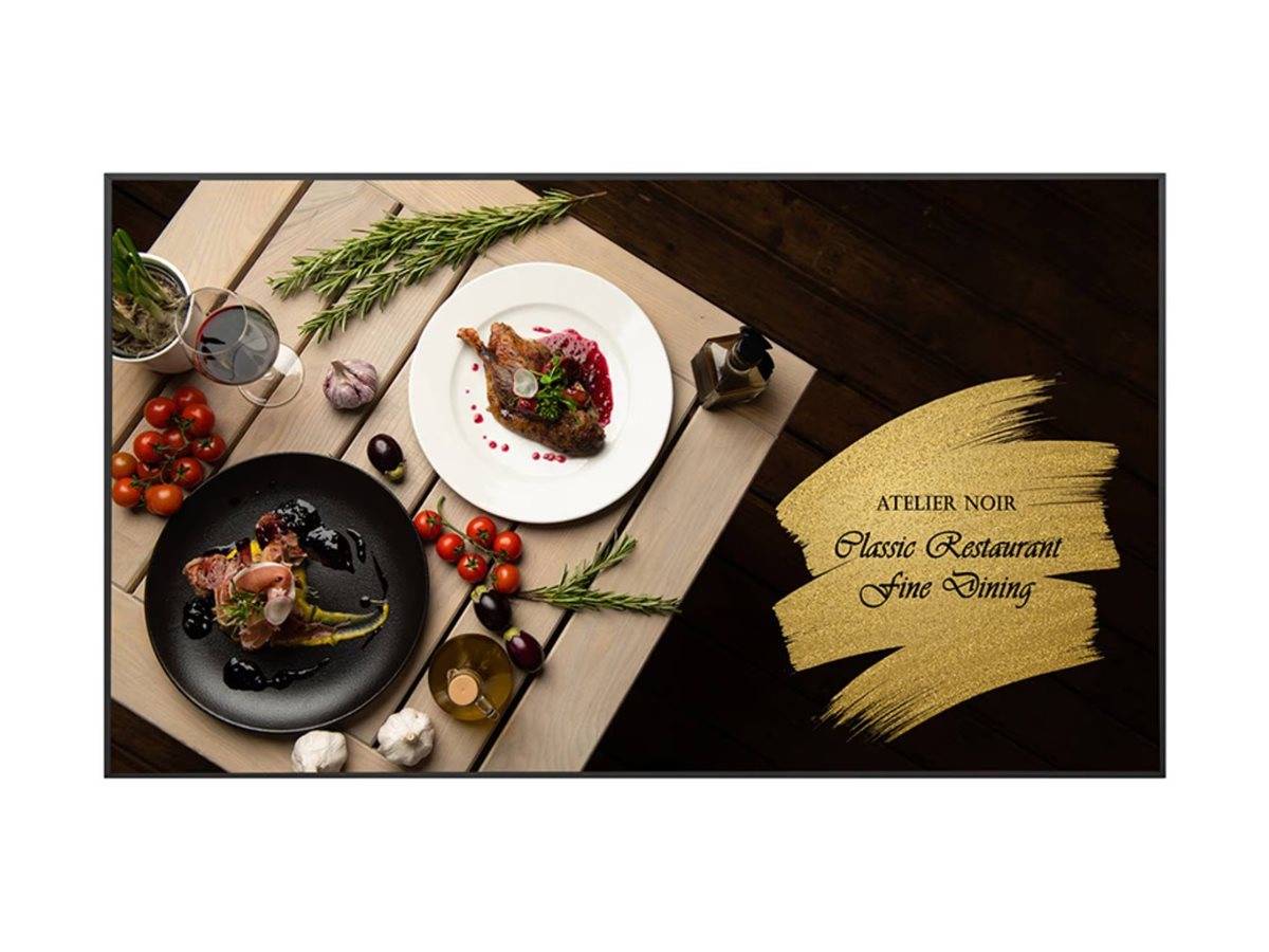 Werbeabbildung eines Restaurants mit zwei gourmet-angerichteten Gerichten auf einem Tisch, umgeben von Kräutern und Tomaten, neben dem Text „ATELIER NOIR Classic Restaurant Fine Dining