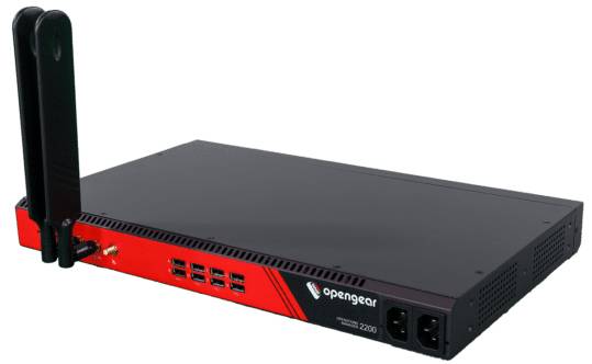 Schwarze und rote Opengear-Netzwerkgeräte mit einer vertikalen Antenne auf der linken Seite, auf weißem Hintergrund gezeigt.