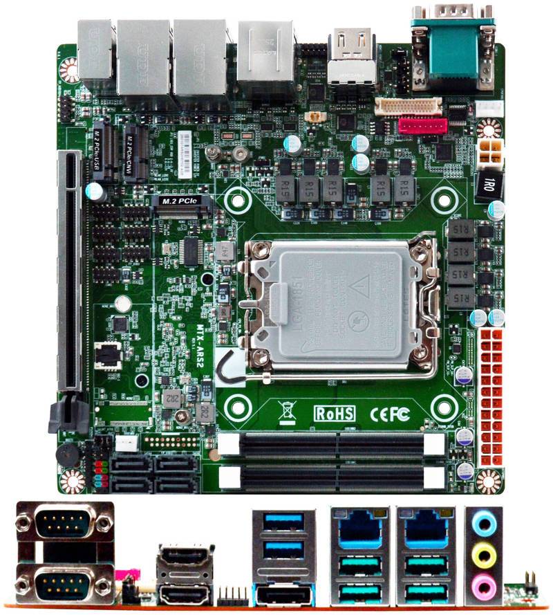 Mini-ITX-Hauptplatine mit installiertem Prozessor, zeigt rückseitige Ein-/Ausgangsanschlüsse, RAM-Steckplätze, M.2-PCIe-Steckplatz und Stromstecker.