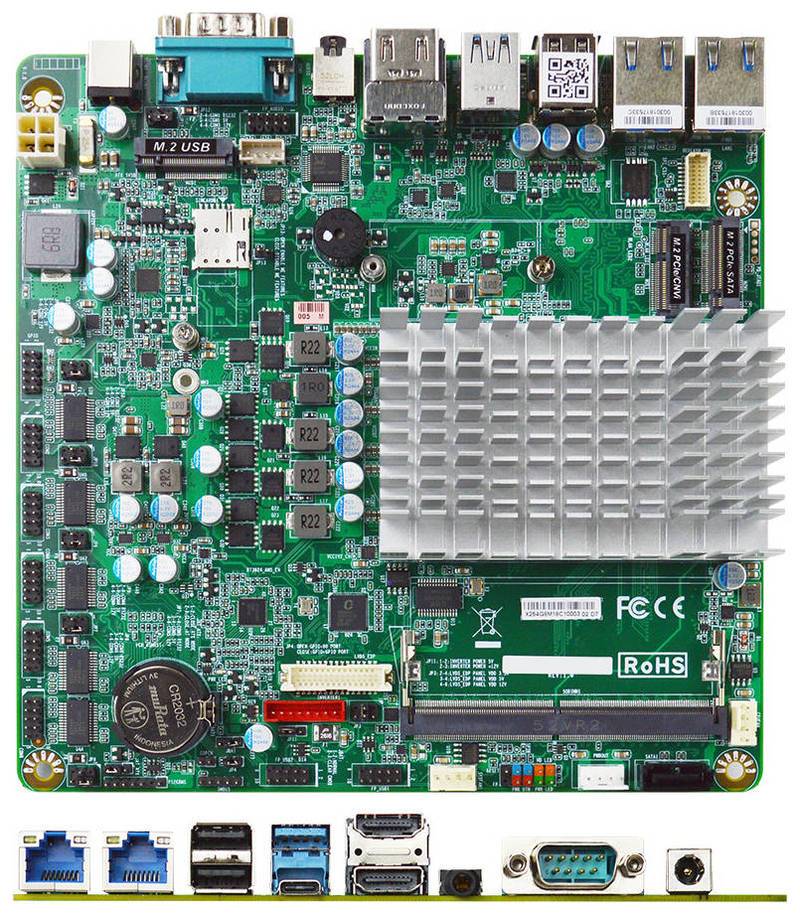 Foto einer grünen industriellen Hauptplatine mit einem großen silbernen Kühlkörper, mehreren USB-, Ethernet-, HDMI- und seriellen Anschlüssen sowie Erweiterungssteckverbindern.