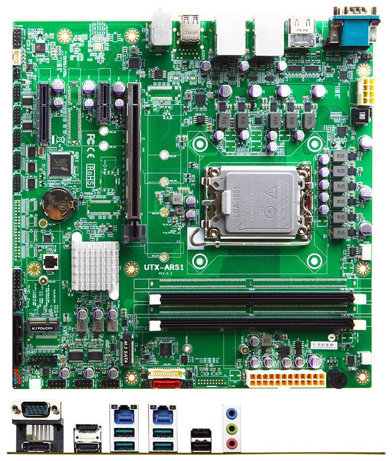 Foto einer grünen UTX-ARS1-Hauptplatine mit CPU-Sockel, RAM-Steckplätzen, Erweiterungssteckplätzen und hinten angeordneter I/O-Portleiste, die unten dargestellt ist.
