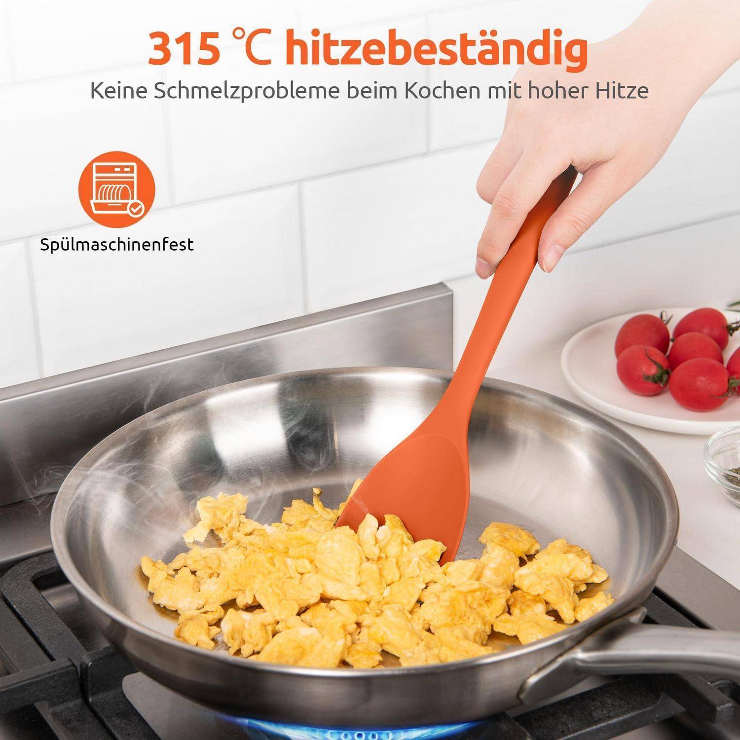 Orangener Spatel rührt Rührei in einer Edelstahlpfanne; Text besagt „315 °C hitzebeständig