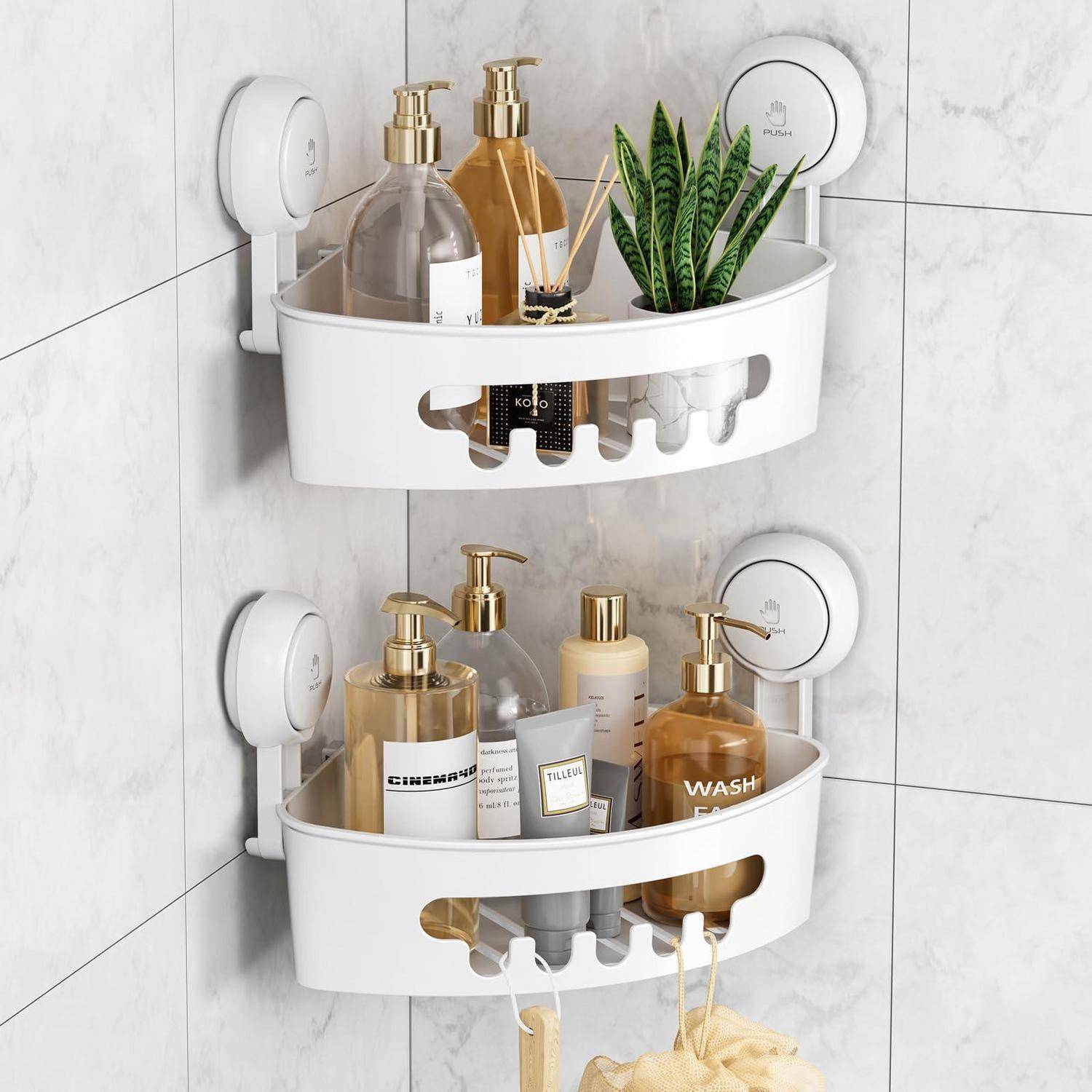 Zwei weiße, an der Wand montierte Eckdusch-Regale, auf denen Shampoo, Duschgel, Flaschen und eine kleine Pflanze in einem gefliesten Badezimmer stehen.