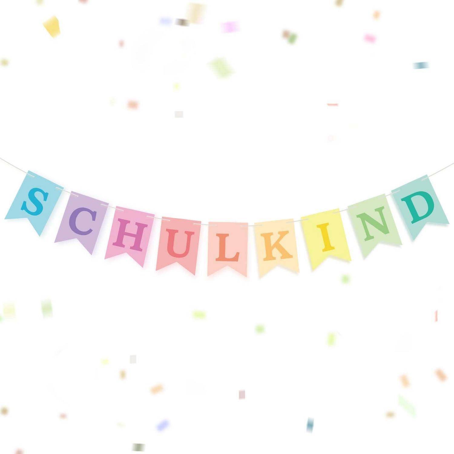 Bunte Girlanden mit der Aufschrift „SCHULKIND