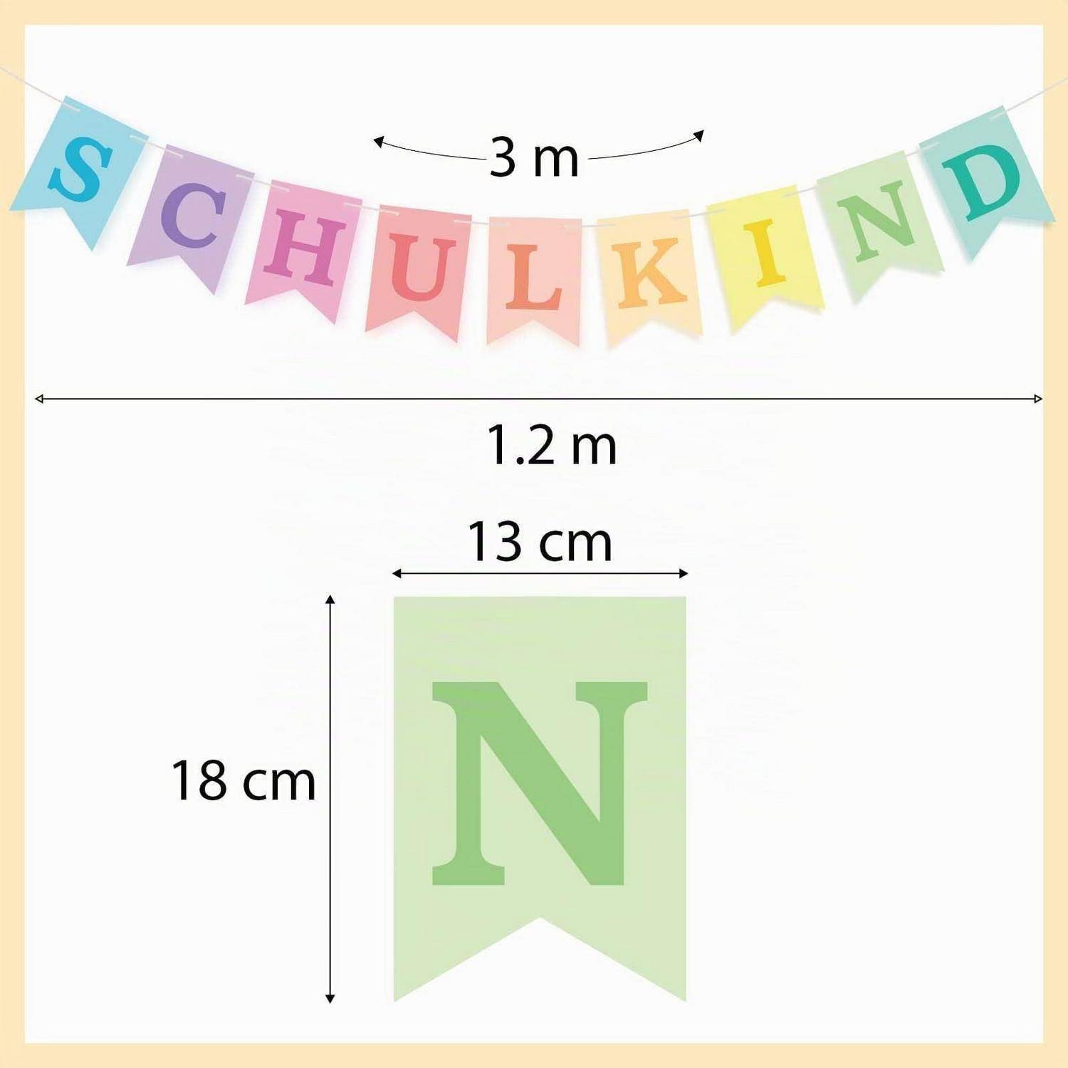 Diagramm eines anpassbaren Banners: „SCHULKIND" erstreckt sich über 3 m, die Gesamtbreite beträgt 1,2 m, und eine Beispielbuchstabenflagge misst 13 cm mal 18 cm.