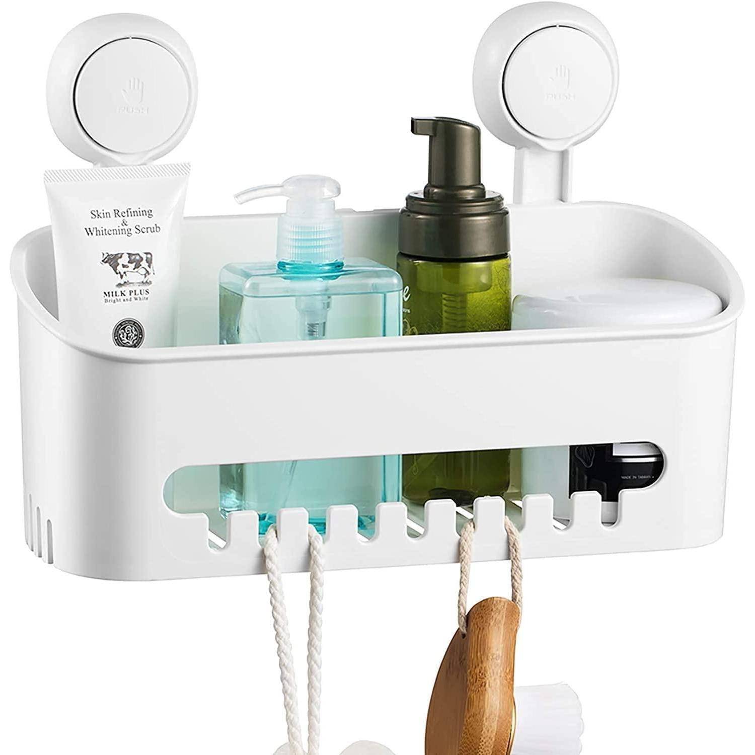 Weißer wandmontierter Badezimmerorganizer mit Hautpflegeflaschen und einer Peelingtube, mit Haken zum Aufhängen von Gegenständen und Zahnbürsten unten.