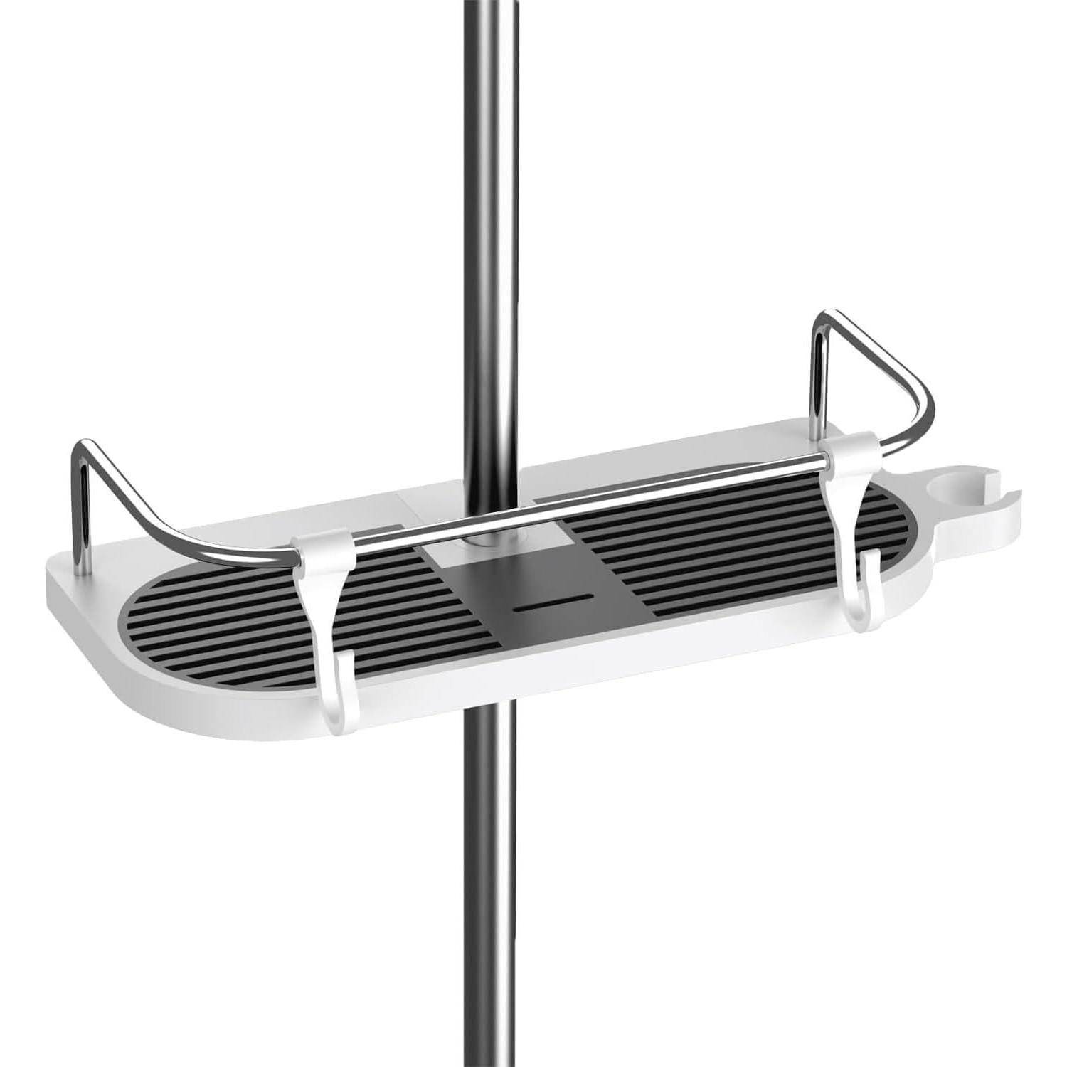 Ein Chrom-Duschablage-Regal, das auf einer vertikalen Stange montiert ist, mit geschwungenen Geländern und zwei Hängehaken.