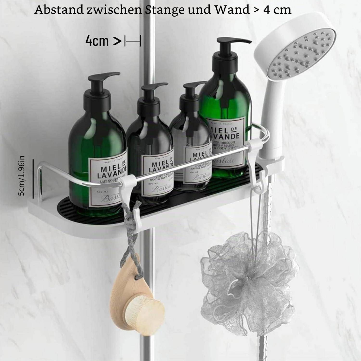 Duschecken-Regal auf einer Stange montiert, das vier Seifenflaschen hält und Badezubehör aufhängt; beschriftet mit "Abstand zwischen Stange und Wand > 4 cm"".